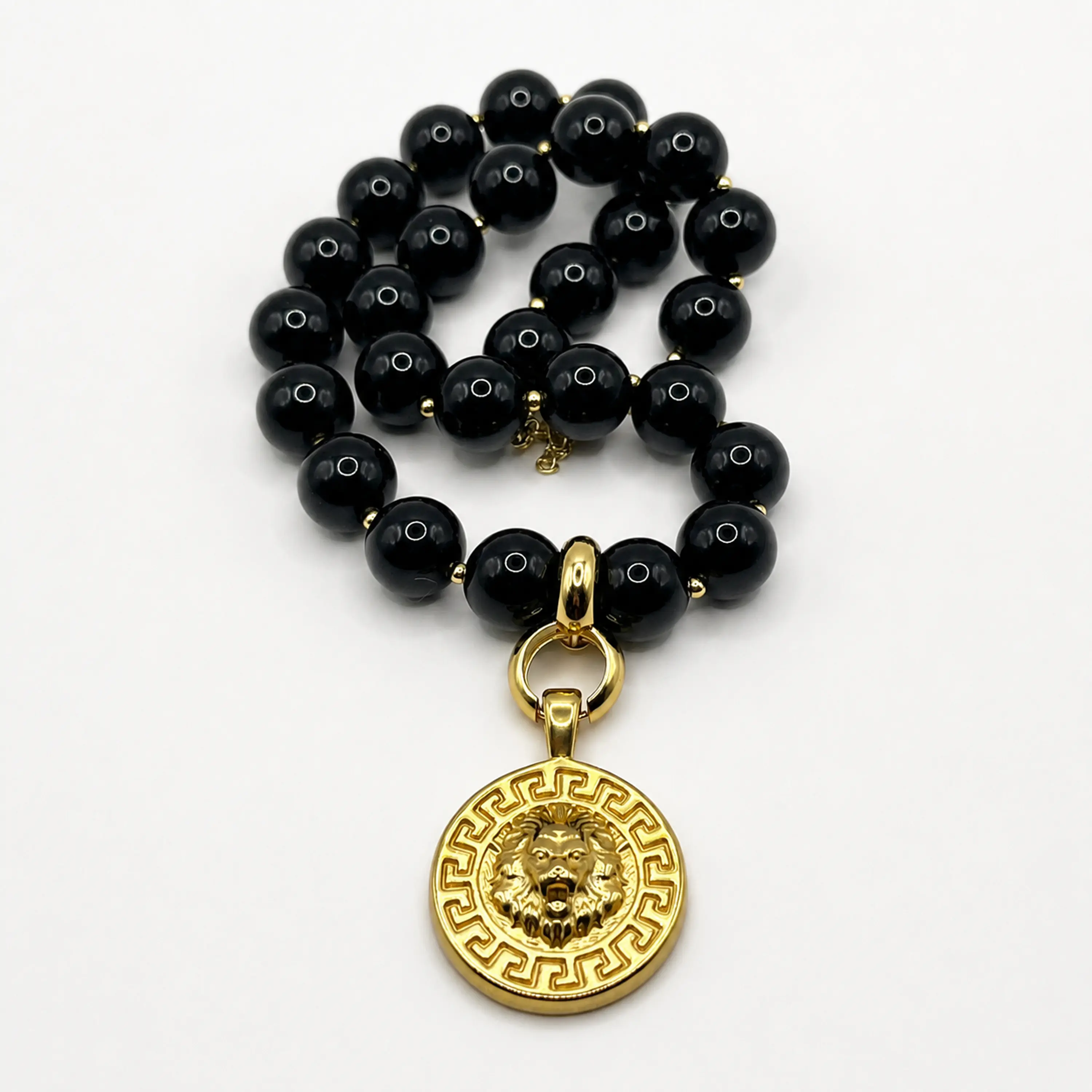 Collar de acero quirúrgico y esferas negras con medallón de león  2