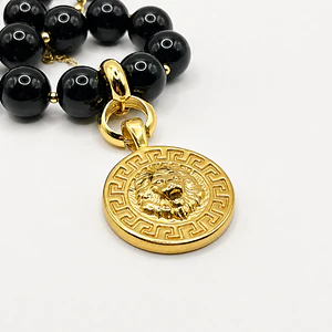 Collar de acero quirúrgico y esferas negras con medallón de león 