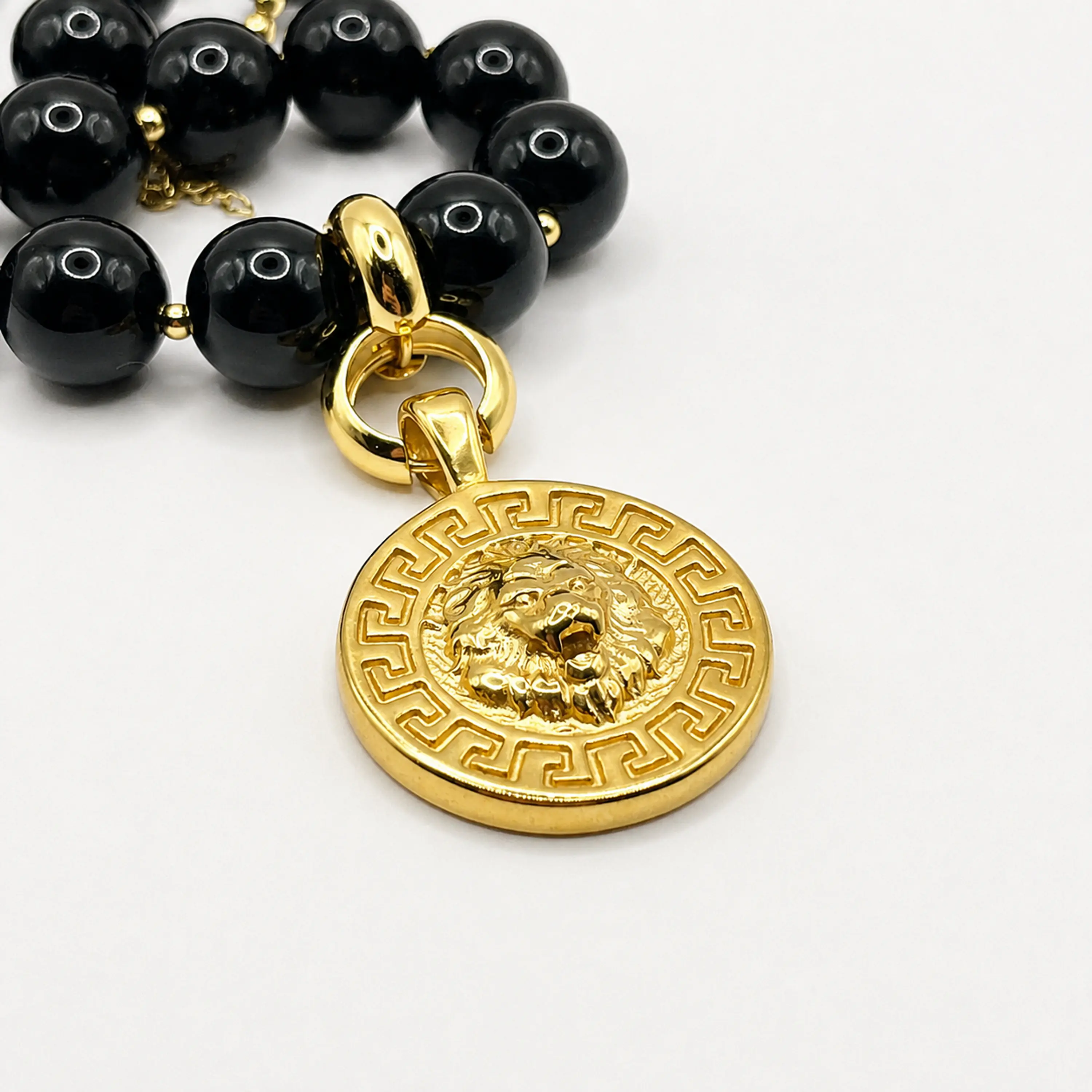 Collar de acero quirúrgico y esferas negras con medallón de león  1