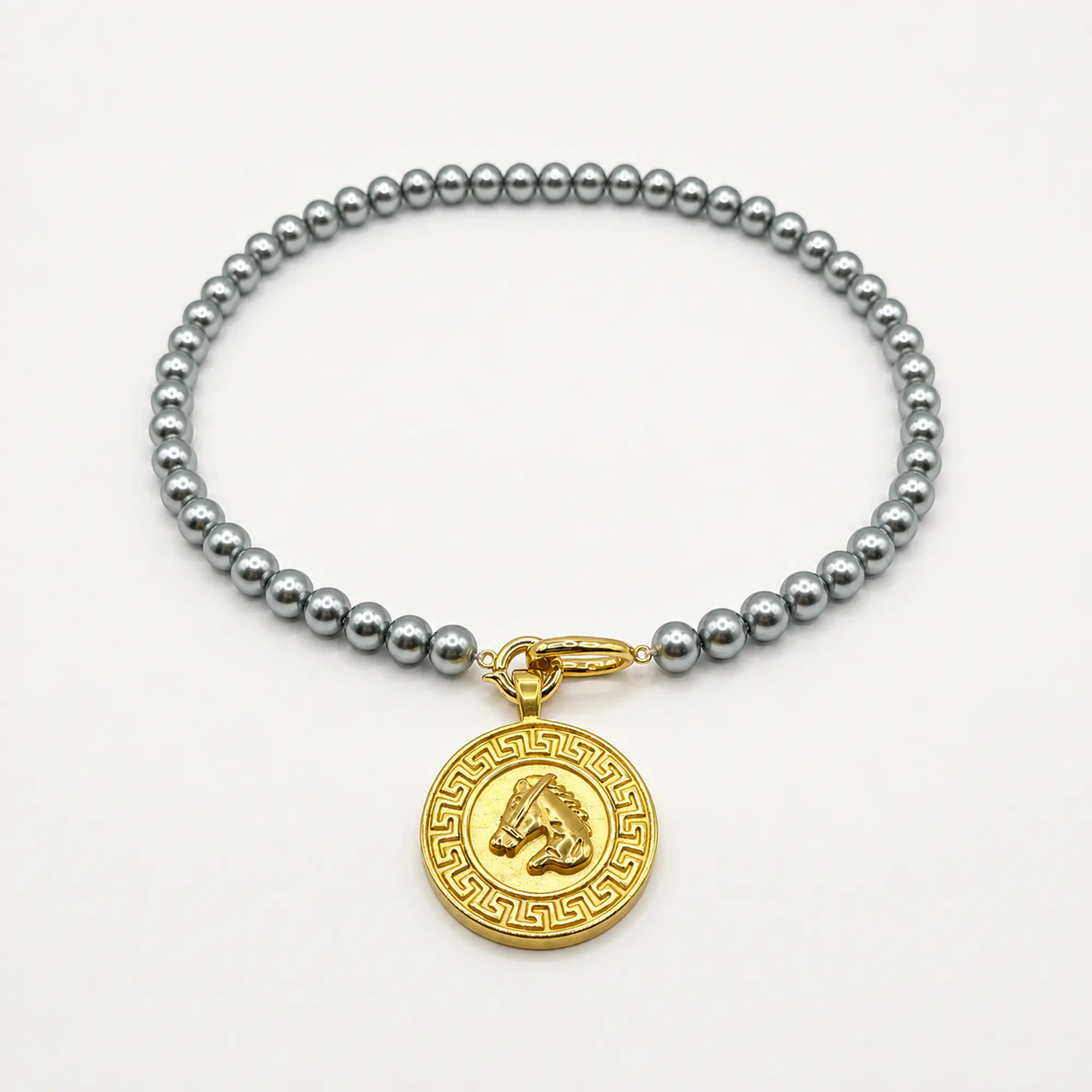 Collar de perlas plateadas con medallón de acero quirúrgico de caballo 1