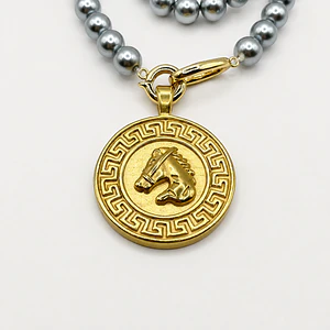 Collar de perlas plateadas con medallón de acero quirúrgico de caballo