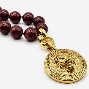 Collar de perlas jaspe burdeo con dije de acero 