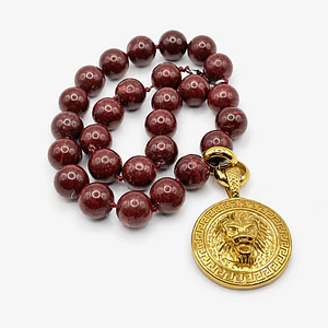 Collar de perlas jaspe burdeo con dije de acero 