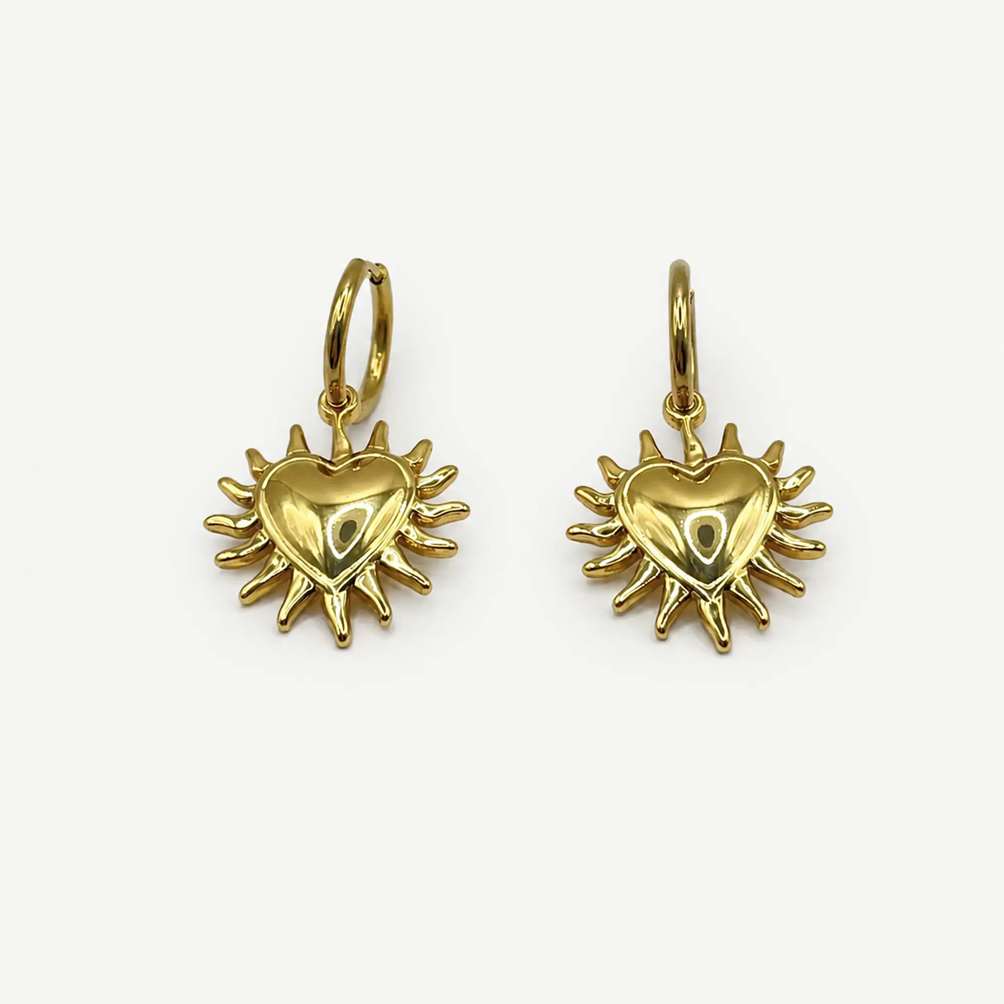 Aros de acero quirúrgico de argolla con corazón radiante 1