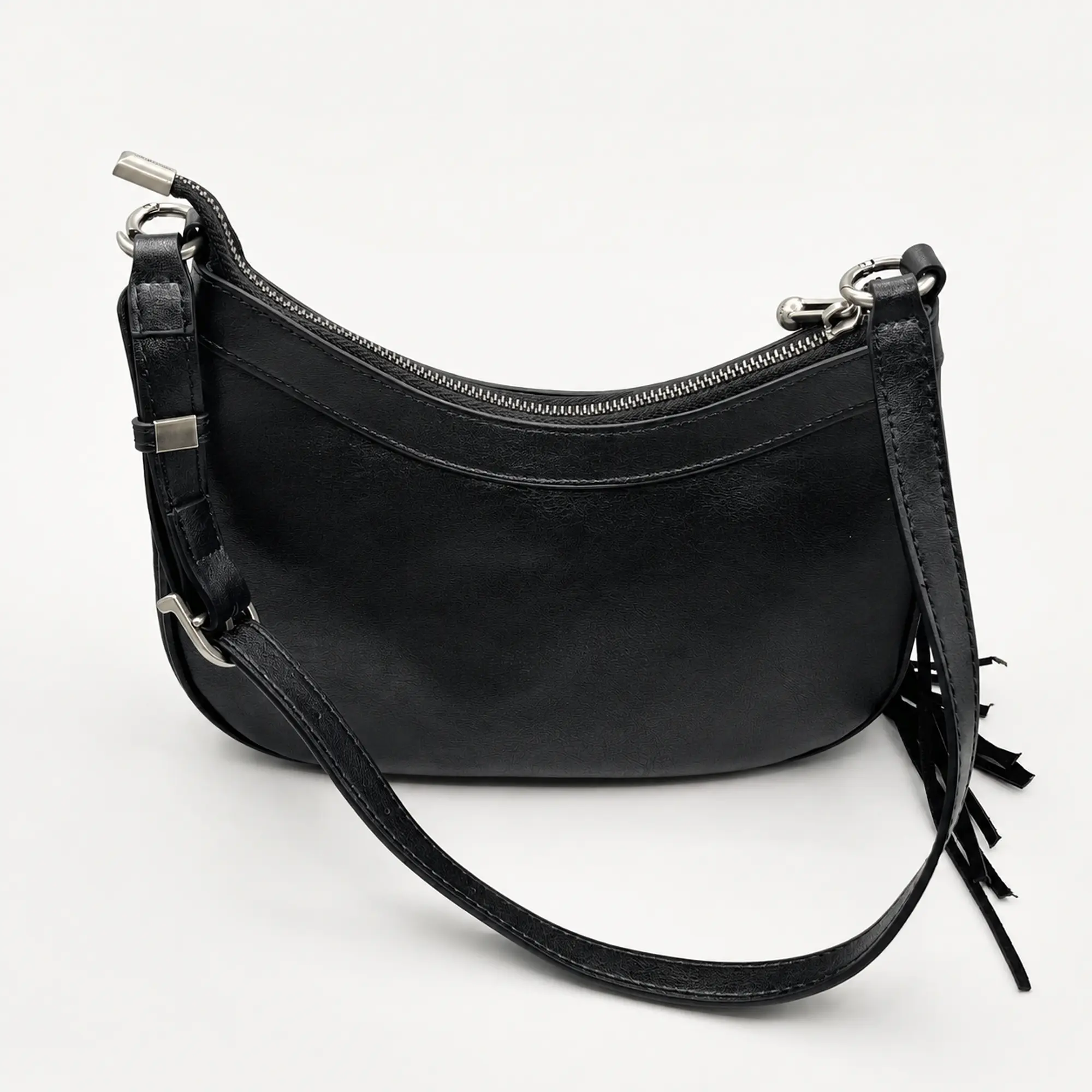 Cartera negra con flecos y acabado tipo gamuza 4