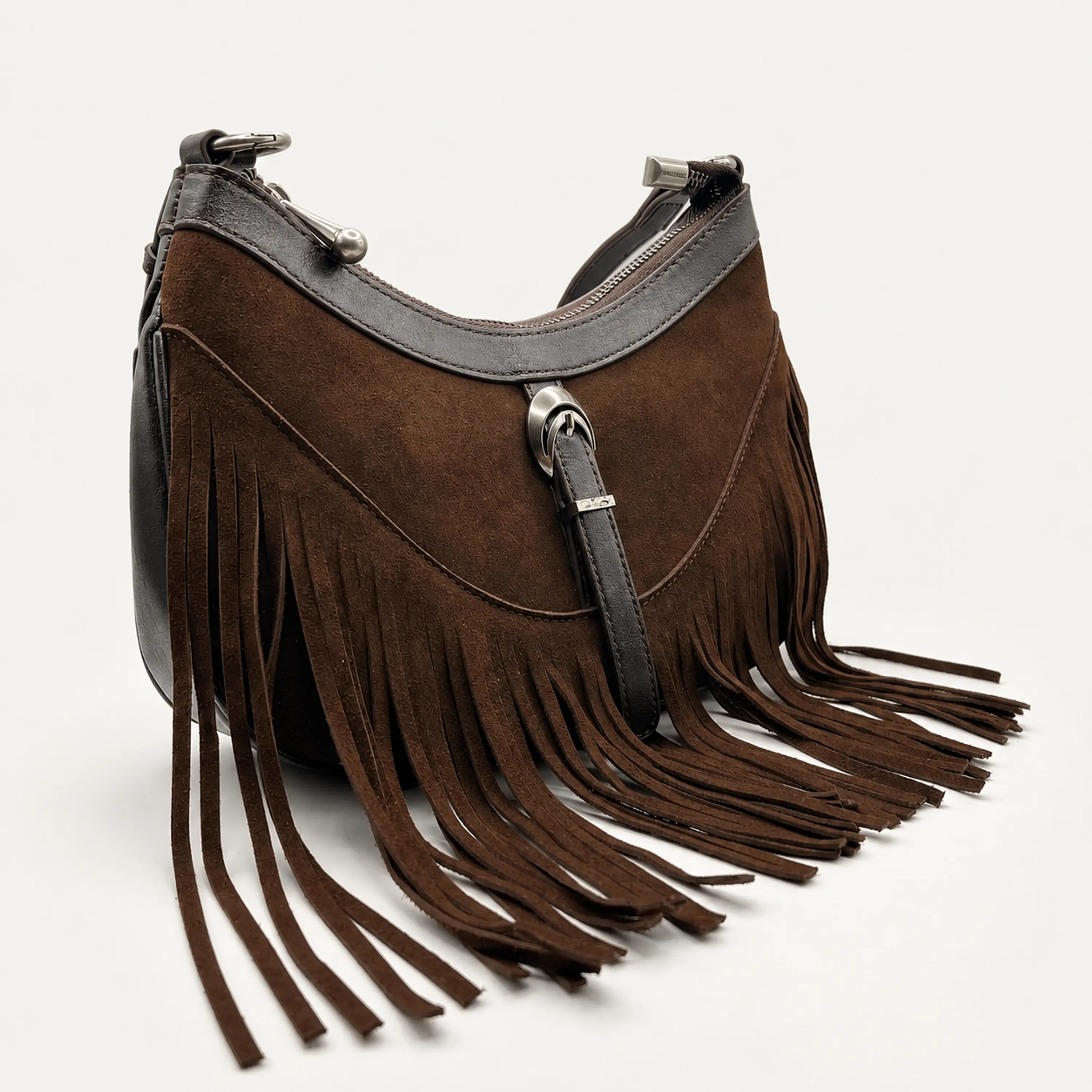 Cartera color café con flecos y acabado tipo gamuza 1