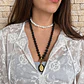 Collar doble de acero dorado con piedra volcánica, perlas de río y dije de virgen - Miniatura 4