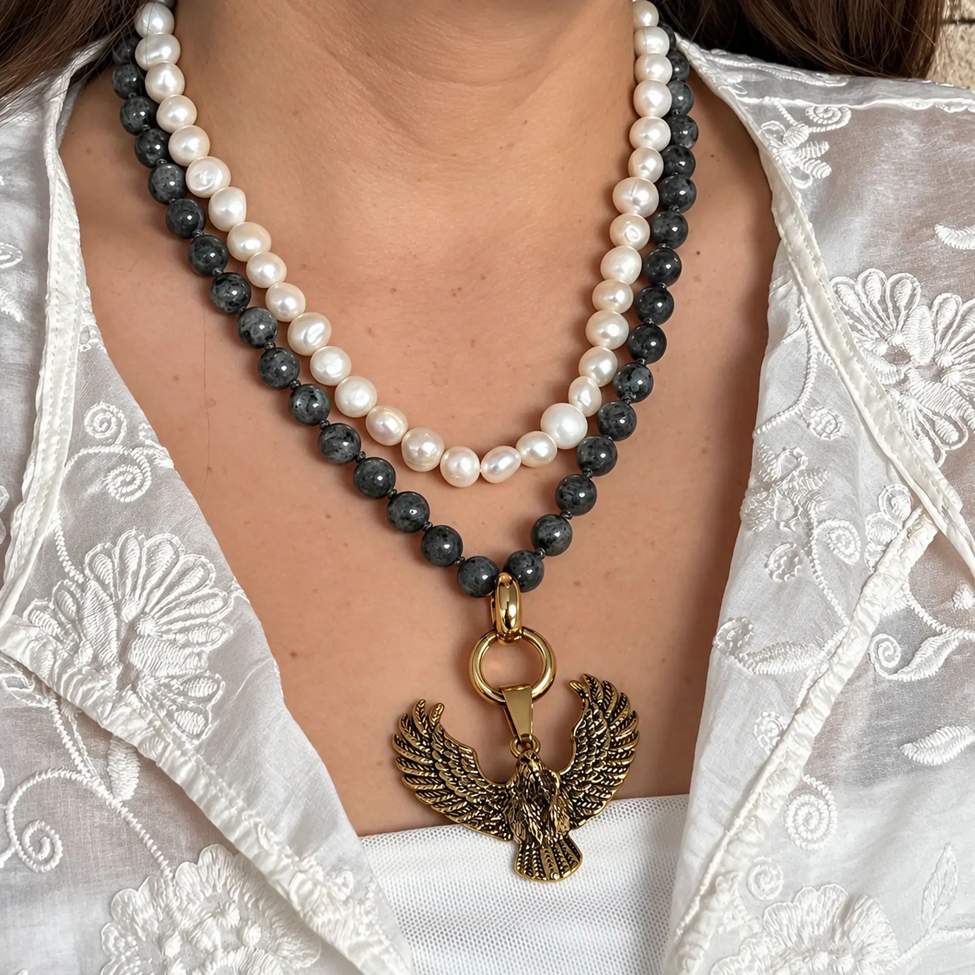Collar doble de acero dorado con piedra natural sodalita, perlas de río y dije de águila 1