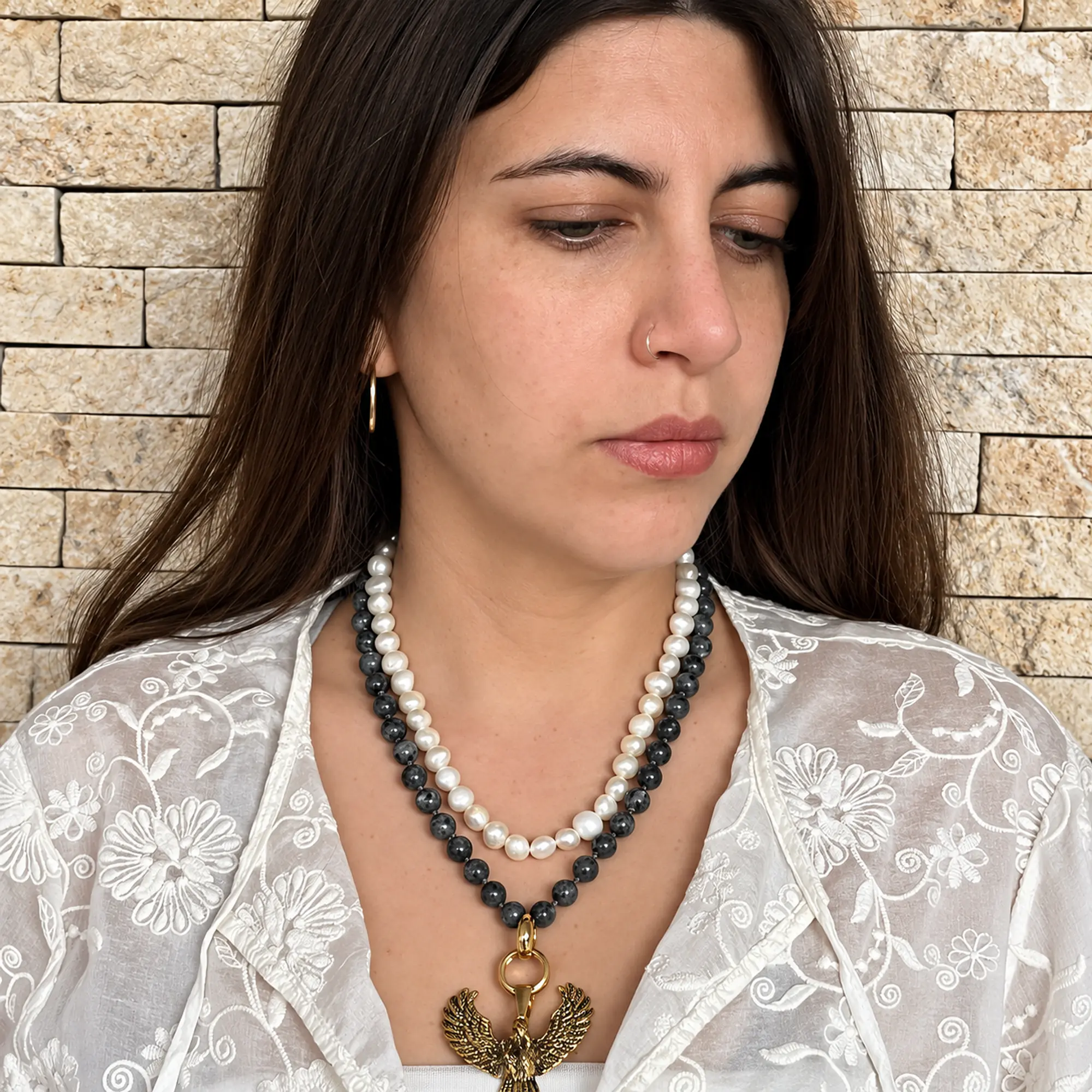 Collar doble de acero dorado con piedra natural sodalita, perlas de río y dije de águila 3