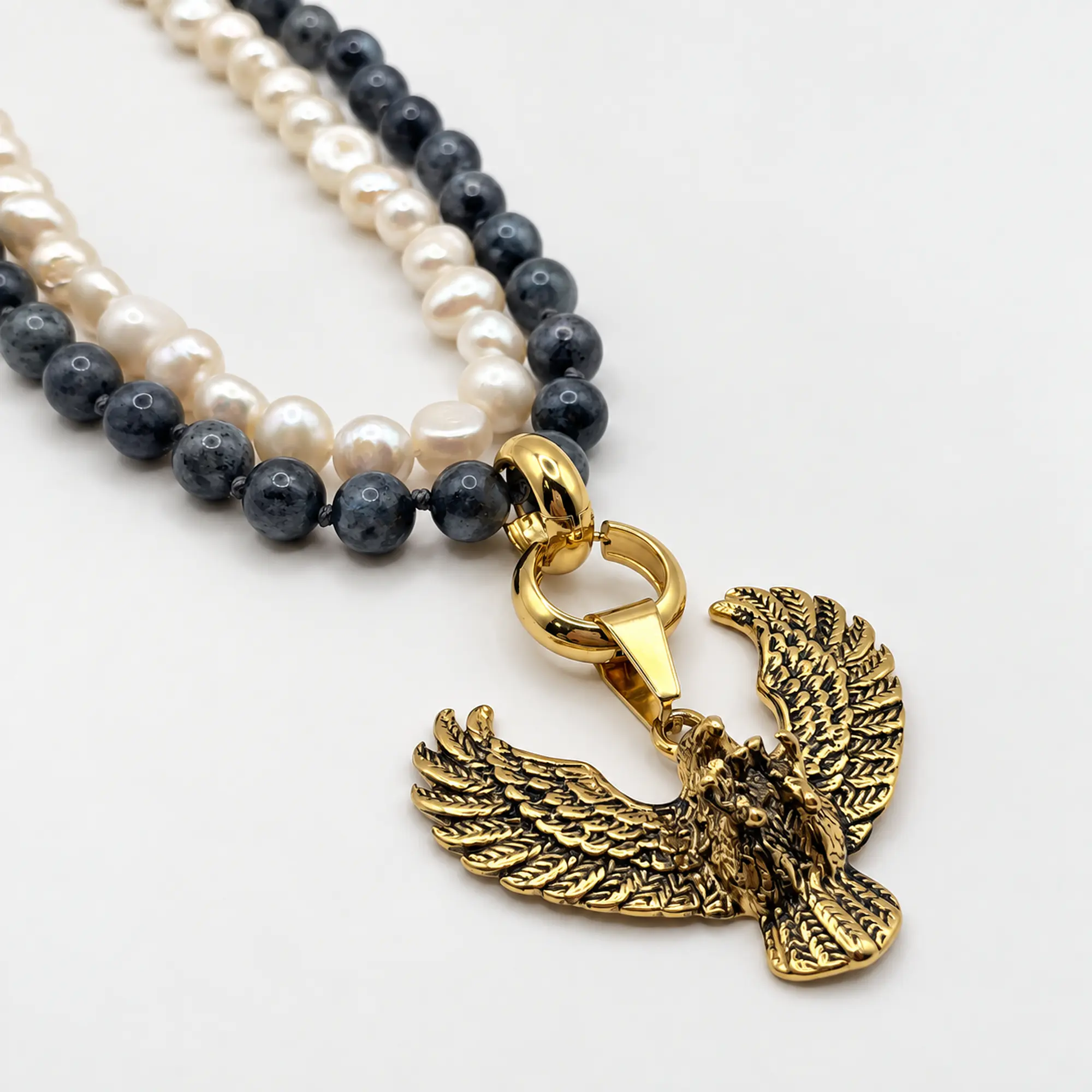 Collar doble de acero dorado con piedra natural sodalita, perlas de río y dije de águila 2