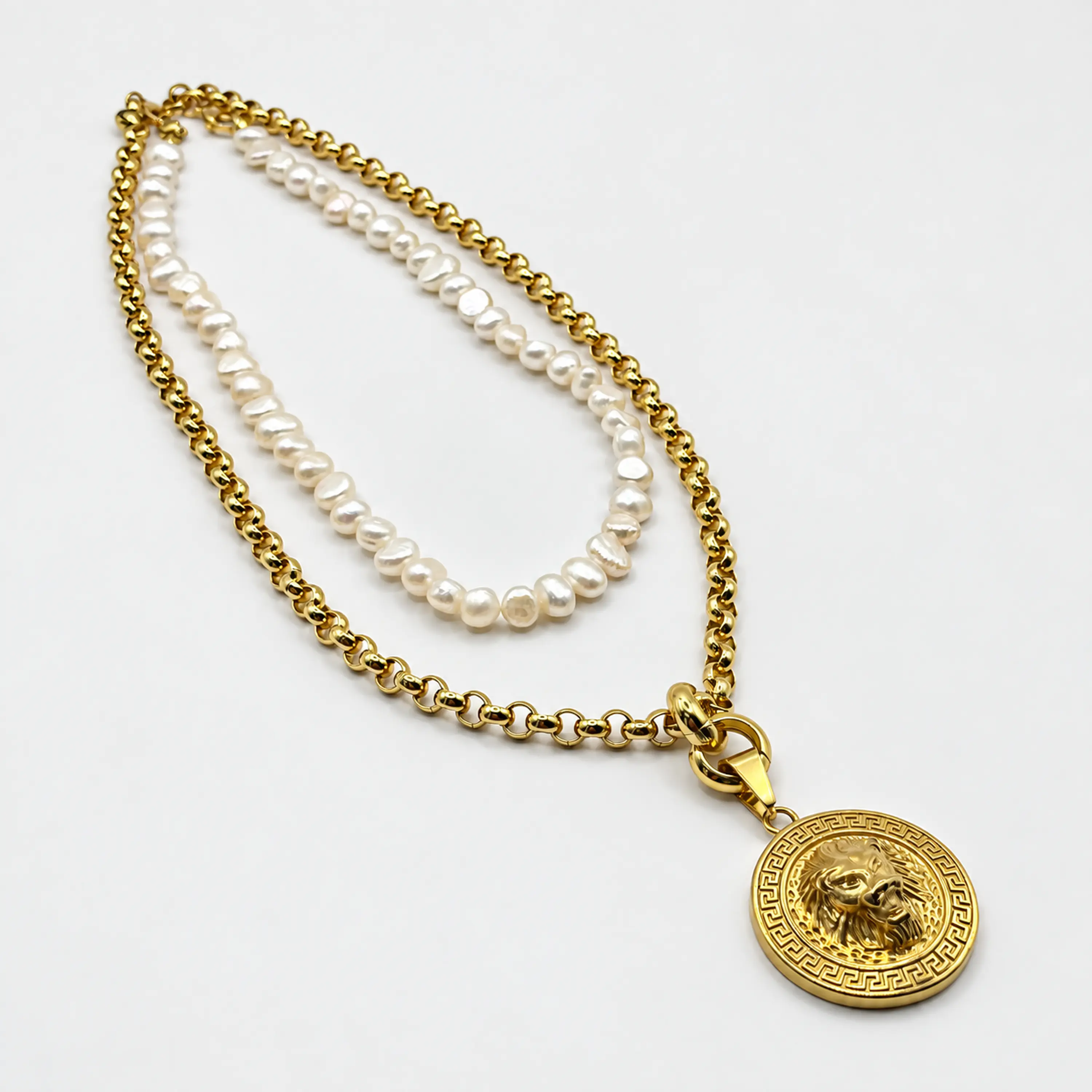 Collar doble de cadena rolo con perlas de río y dije de león 1