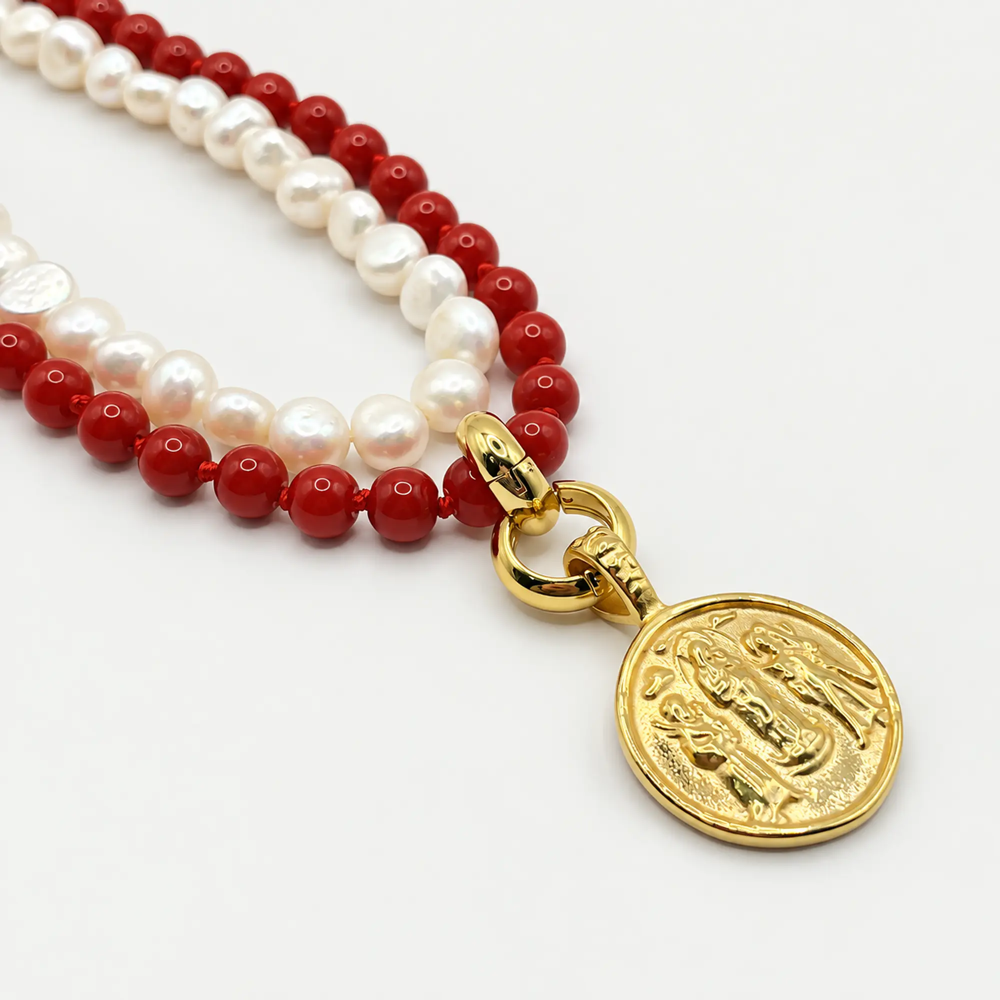 Collar doble de acero dorado con perlas de río, ágata roja y medallón 2