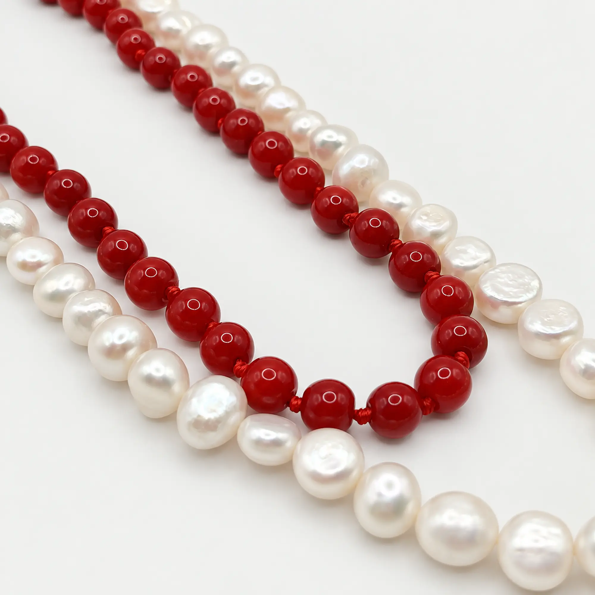 Collar doble de acero dorado con perlas de río, ágata roja y medallón 4