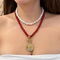 Collar doble de acero dorado con perlas de río, ágata roja y medallón - Miniatura 1