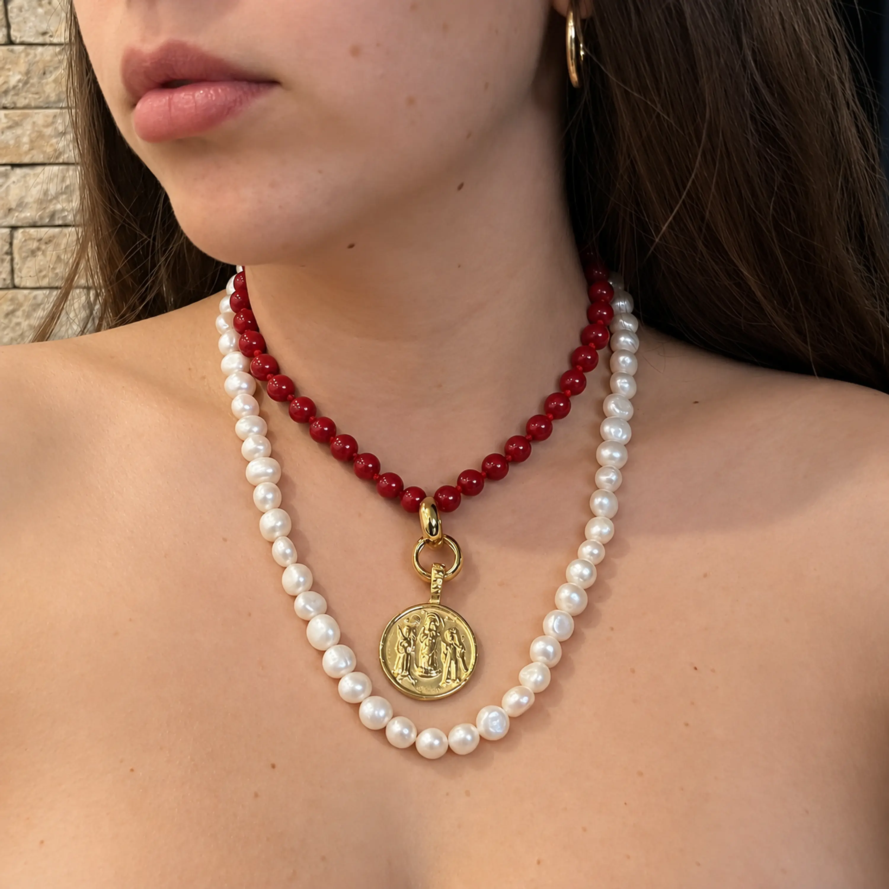 Collar doble de acero dorado con perlas de río, ágata roja y medallón 5