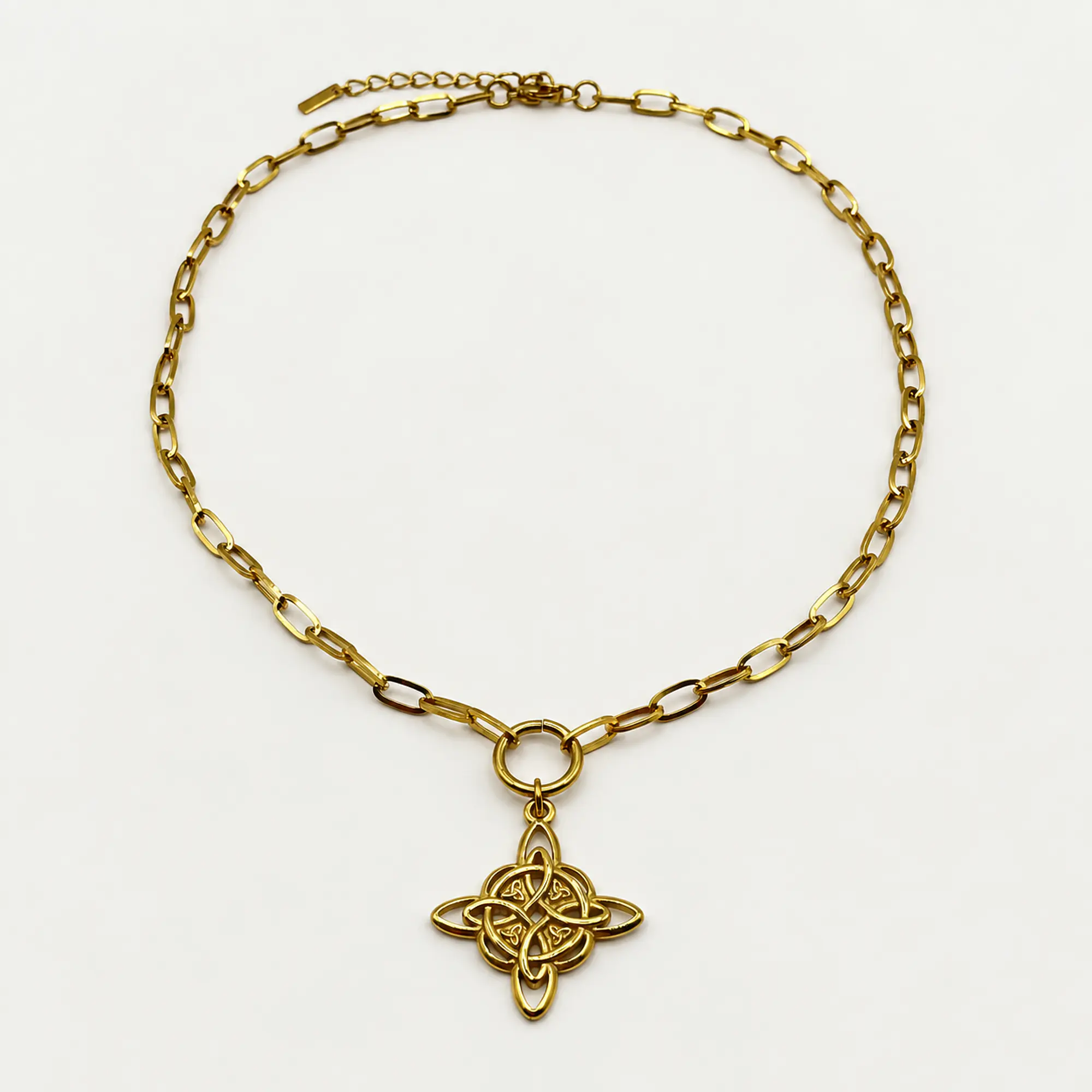 Collar de acero dorado con dije nudo de bruja 3