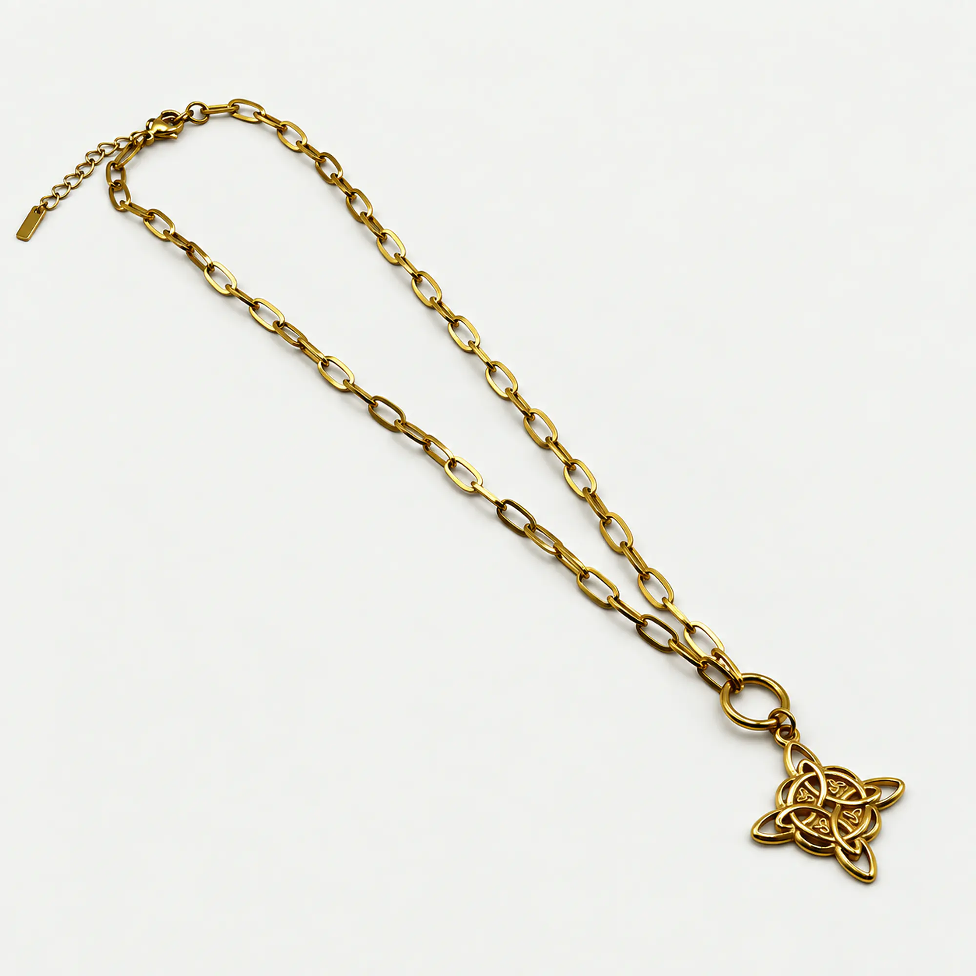 Collar de acero dorado con dije nudo de bruja 2