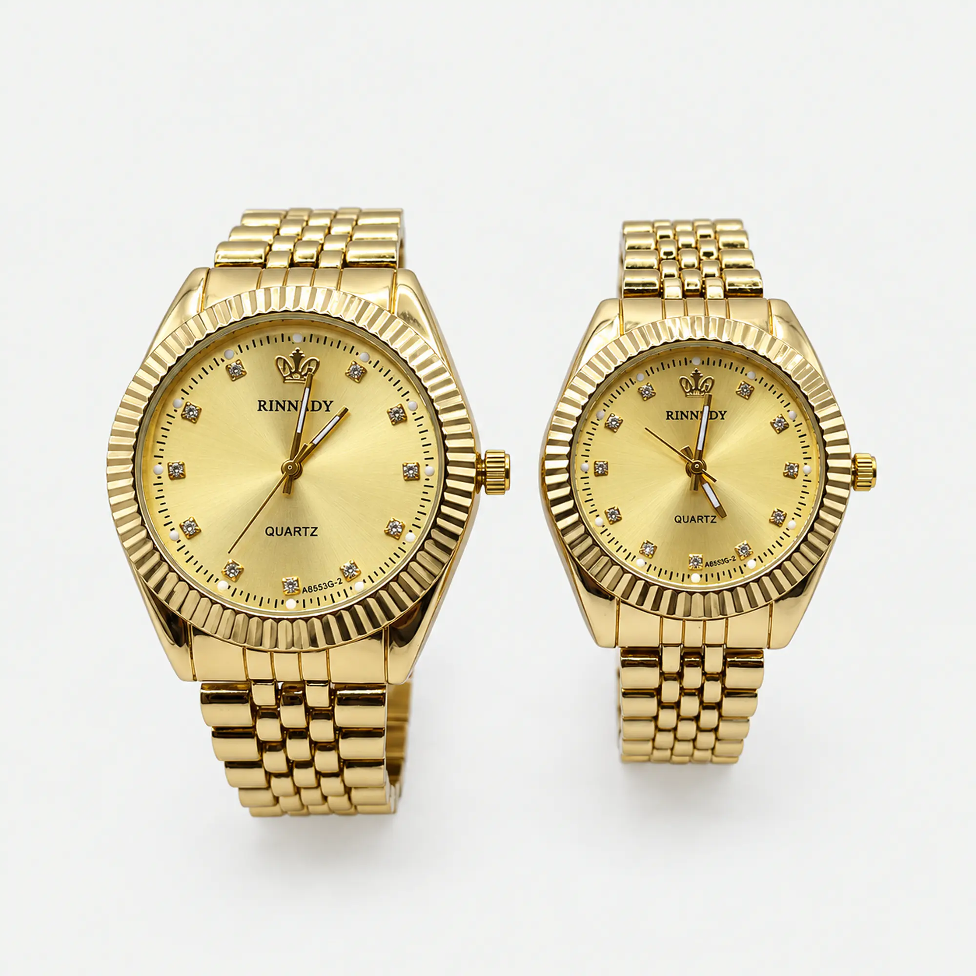 Reloj grande de acero quirúrgico dorado con marco acanalado y cristales 2