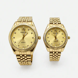 Reloj grande de acero quirúrgico dorado con marco acanalado y cristales