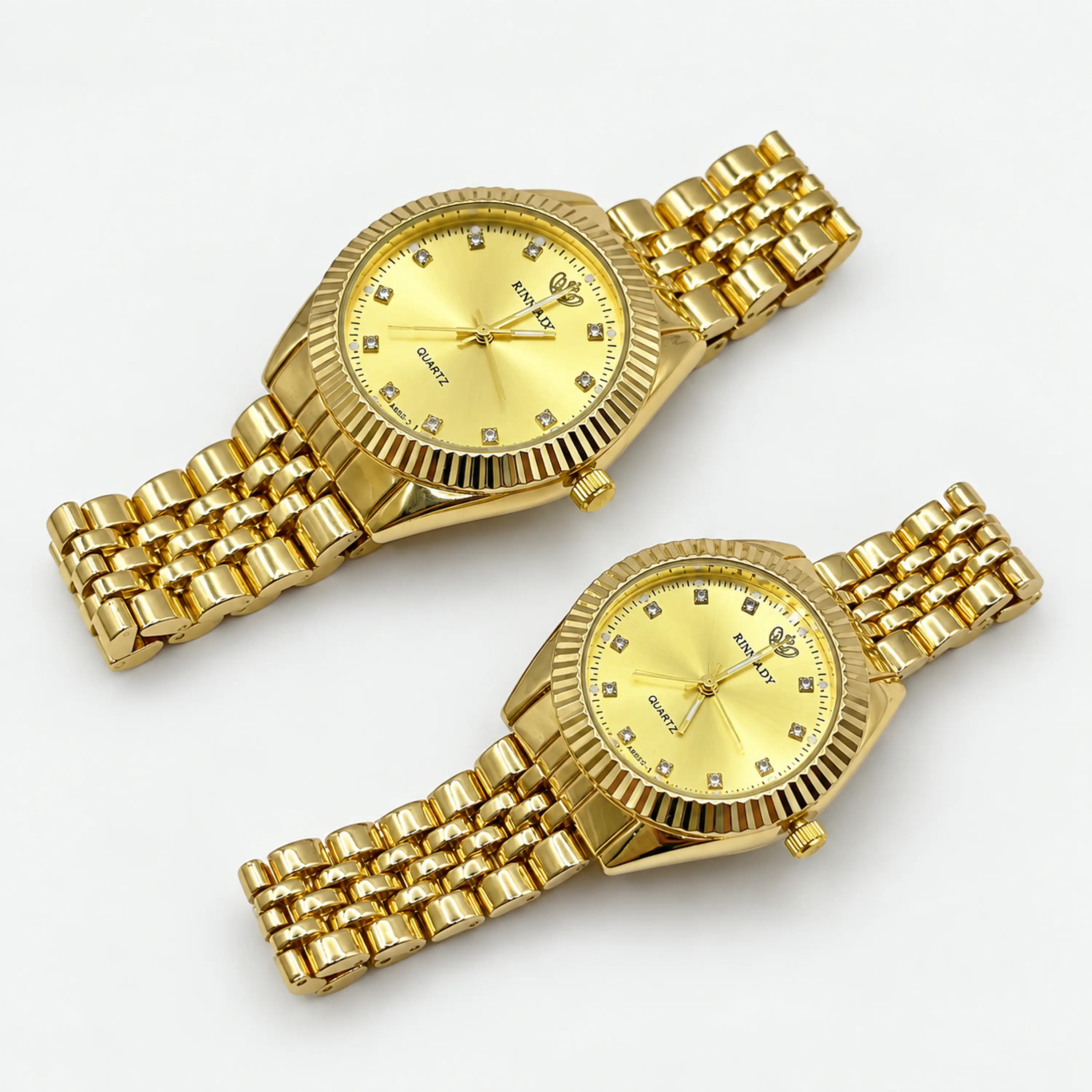 Reloj grande de acero quirúrgico dorado con marco acanalado y cristales 3