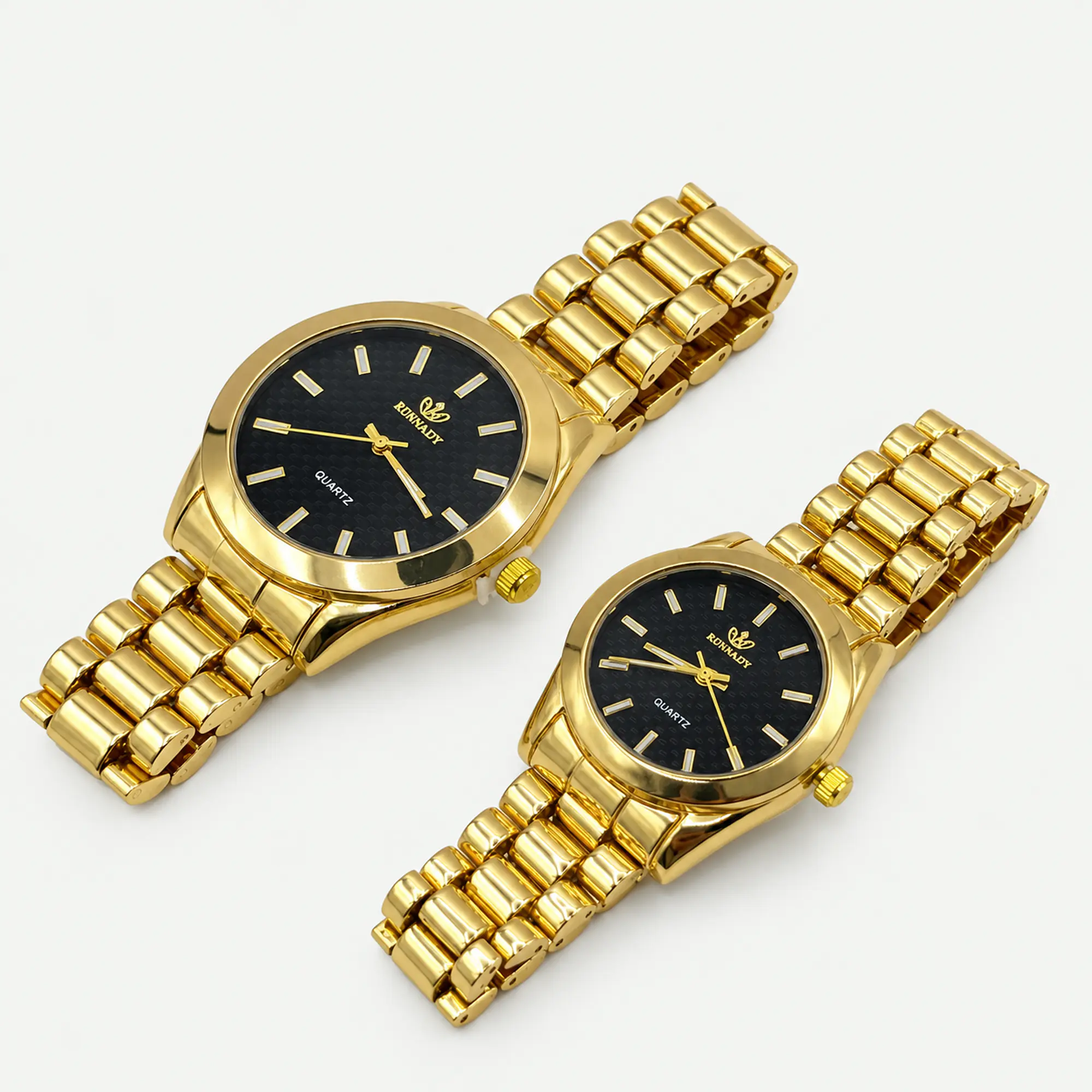 Reloj delgado de acero dorado con fondo negro 1