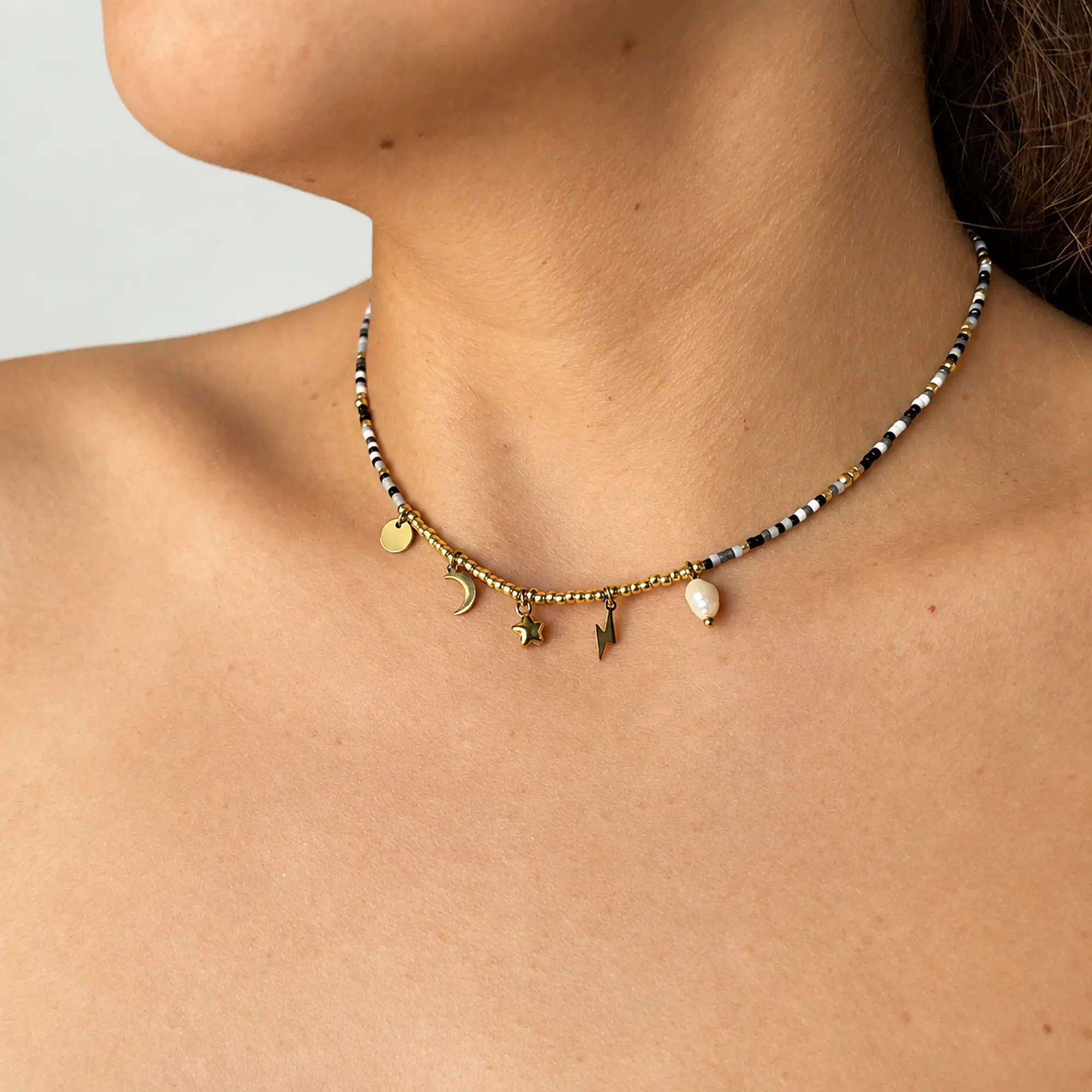 Choker de acero quirúrgico con mostacillas y dijes dorados 2
