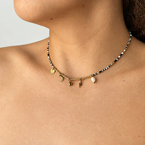 Choker de acero quirúrgico con mostacillas y dijes dorados
