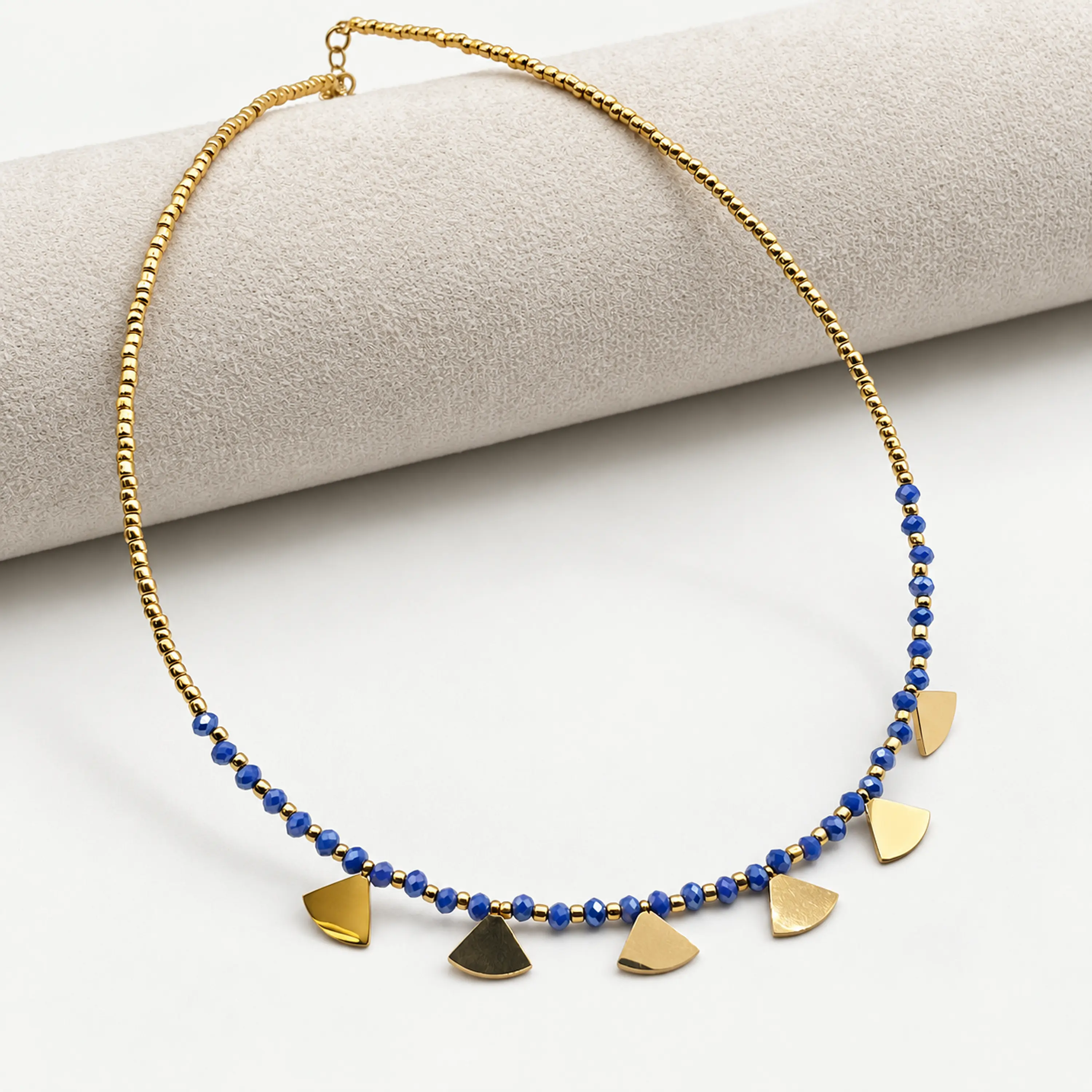 Choker de acero quirúrgico dorado con mostacillas azules y dijes 1