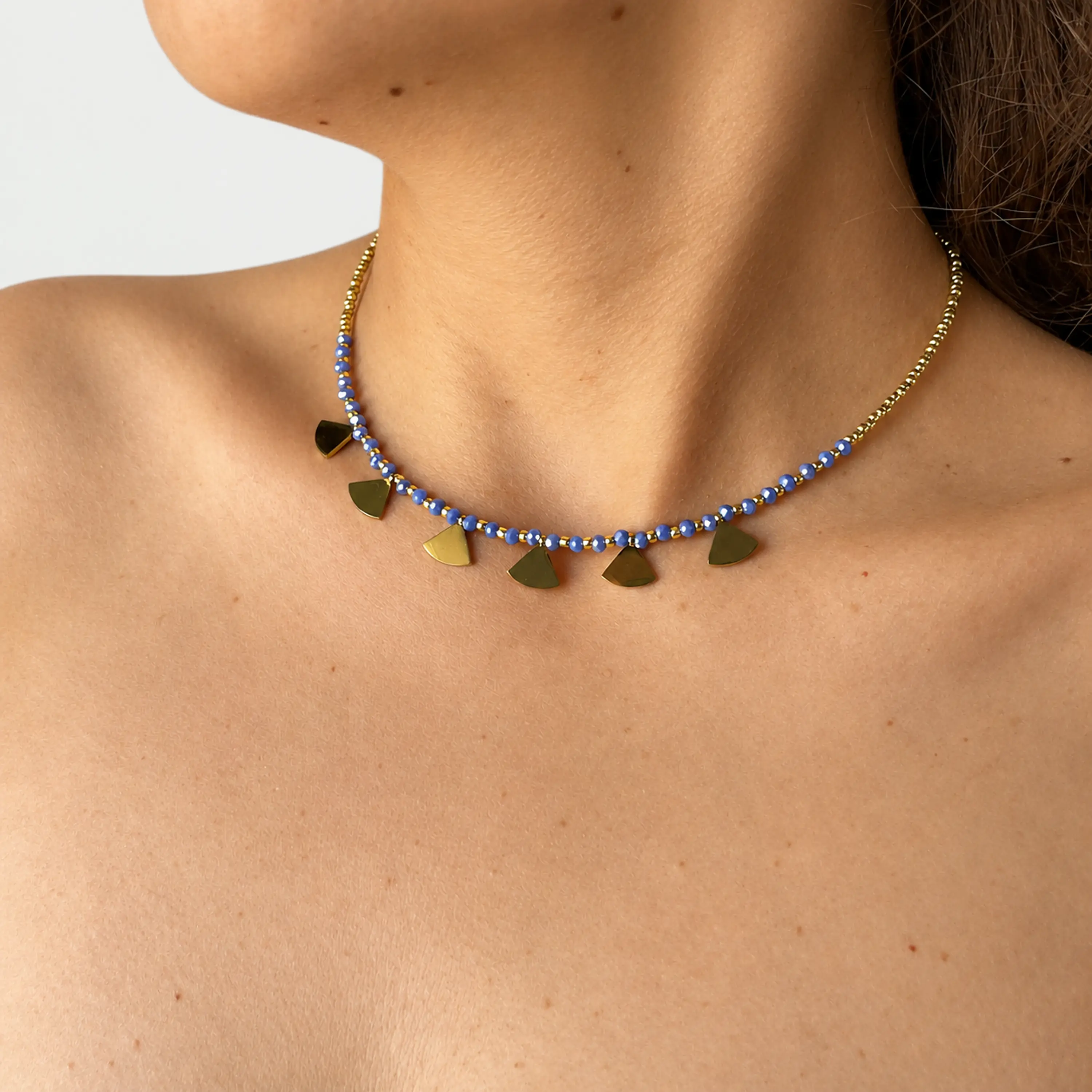 Choker de acero quirúrgico dorado con mostacillas azules y dijes 2