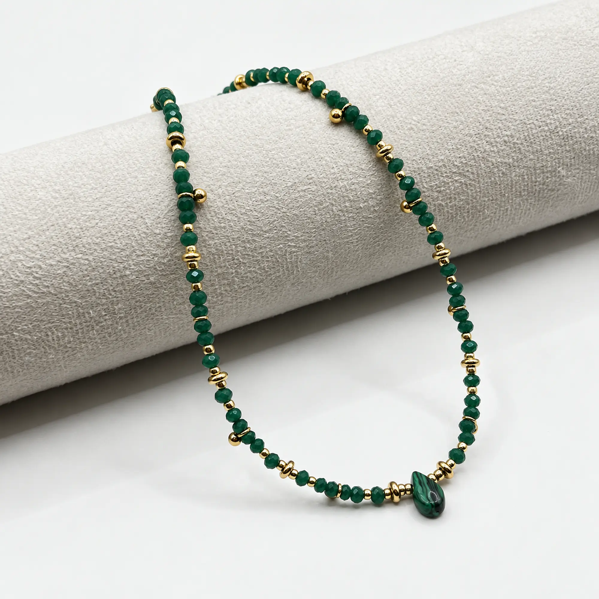 Choker de acero quirúrgico verde con detalles dorados 1