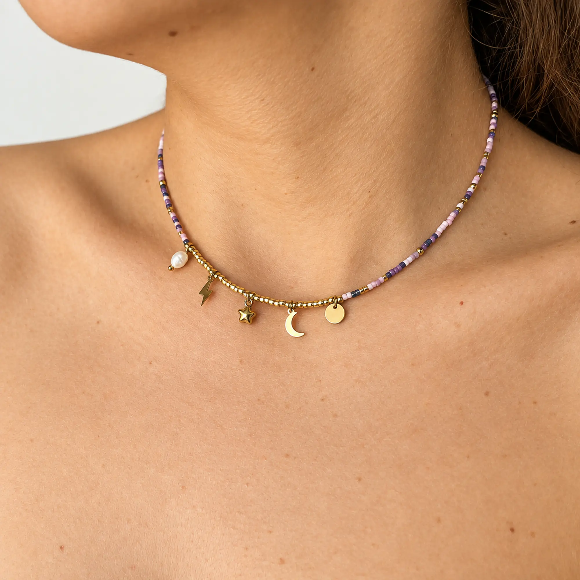 Choker de acero quirúrgico con mostacillas lila y dijes dorados 2