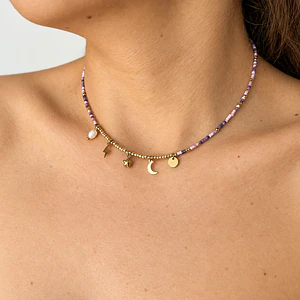 Choker de acero quirúrgico con mostacillas lila y dijes dorados