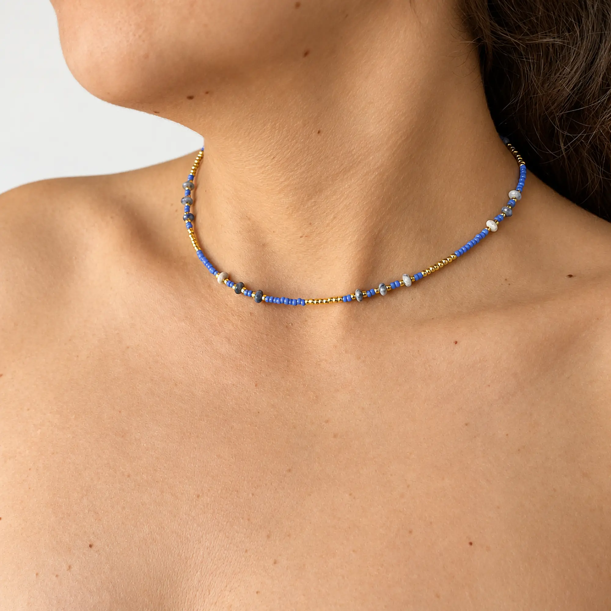 Choker de acero quirúrgico dorado con mostacillas azules 2