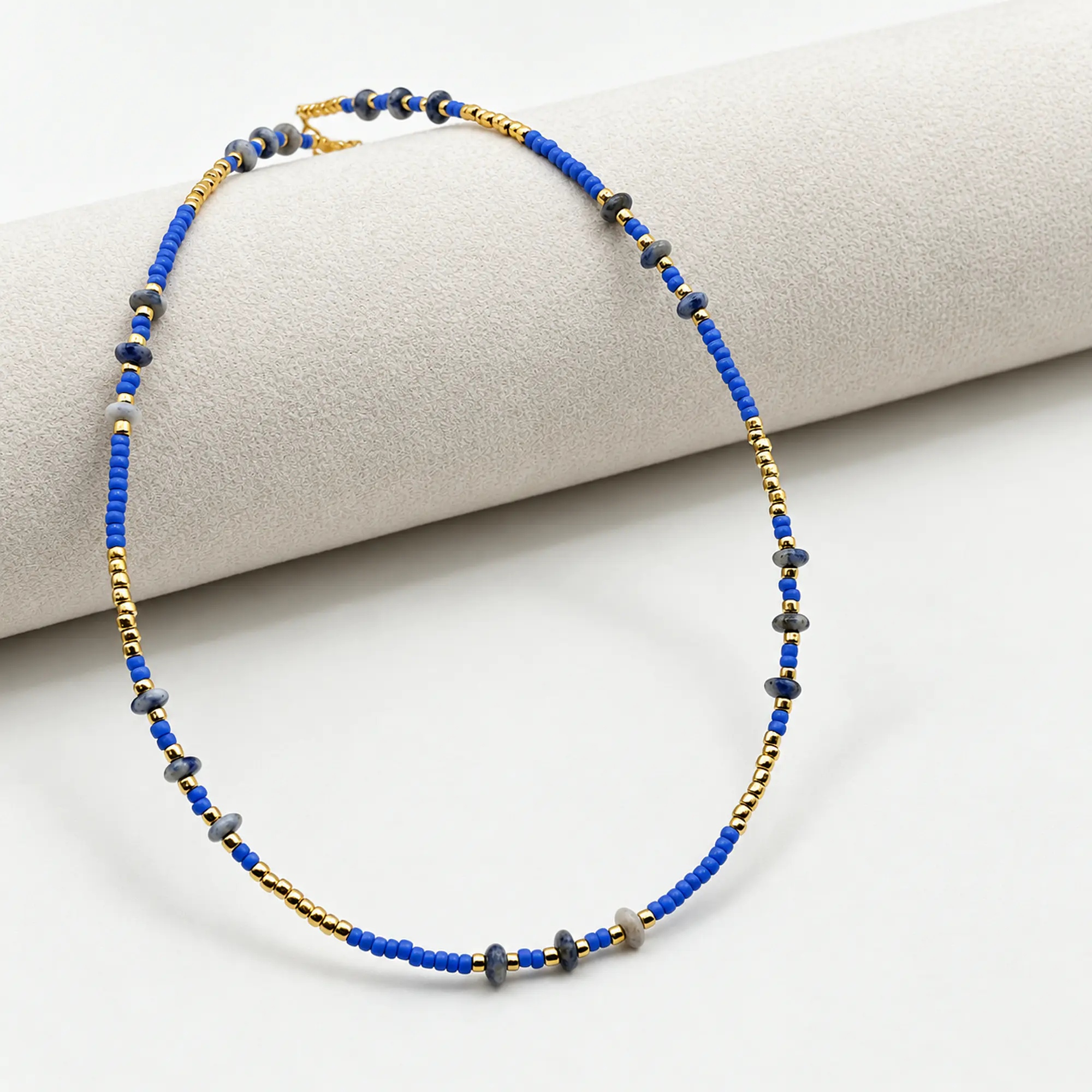 Choker de acero quirúrgico dorado con mostacillas azules 1