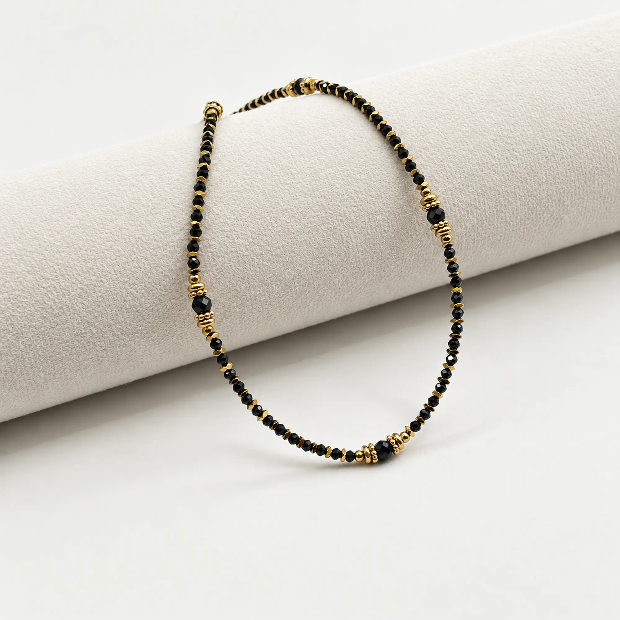 Choker de acero quirúrgico dorado con cristales negros 1