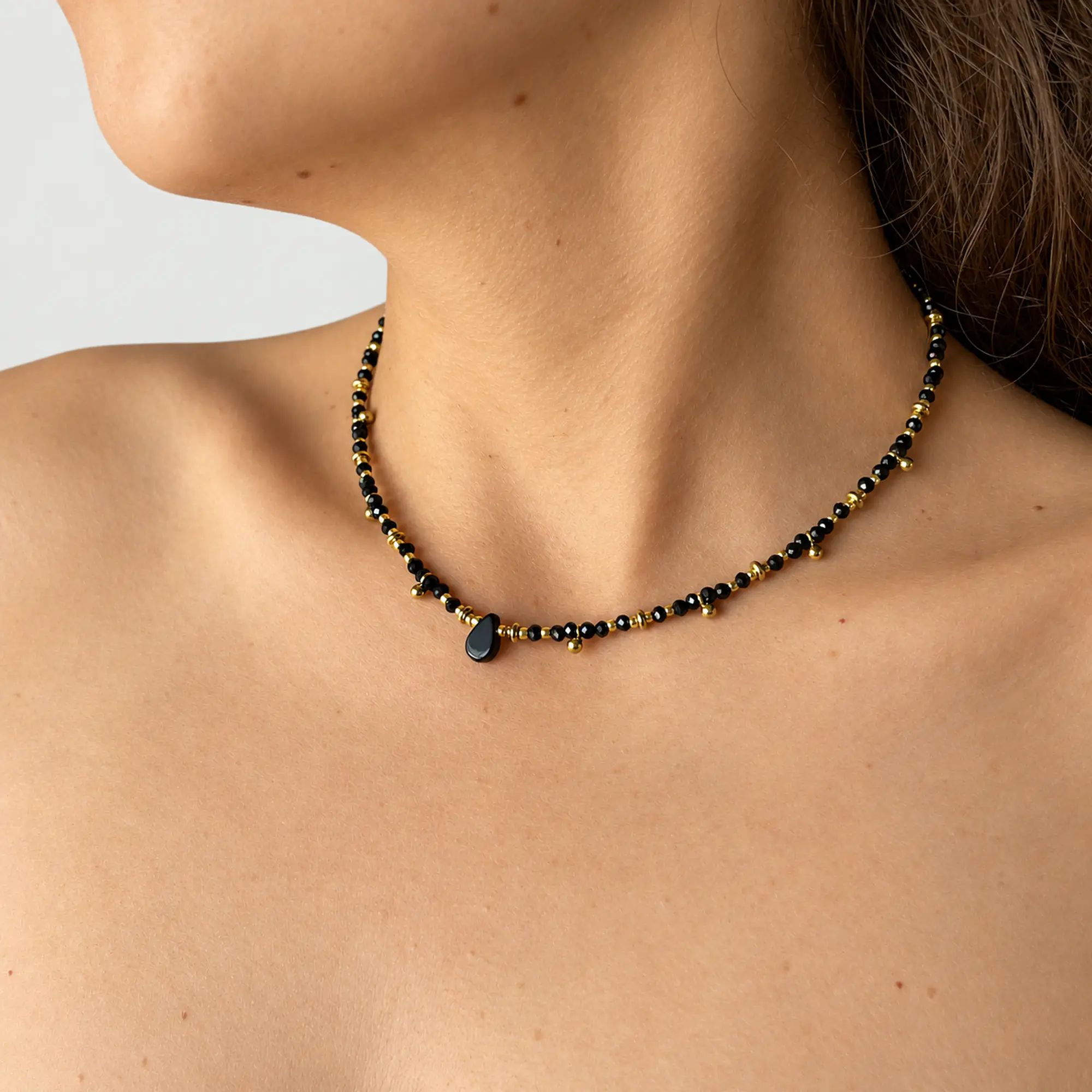 Choker de acero quirúrgico dorado con mostacillas negras 2