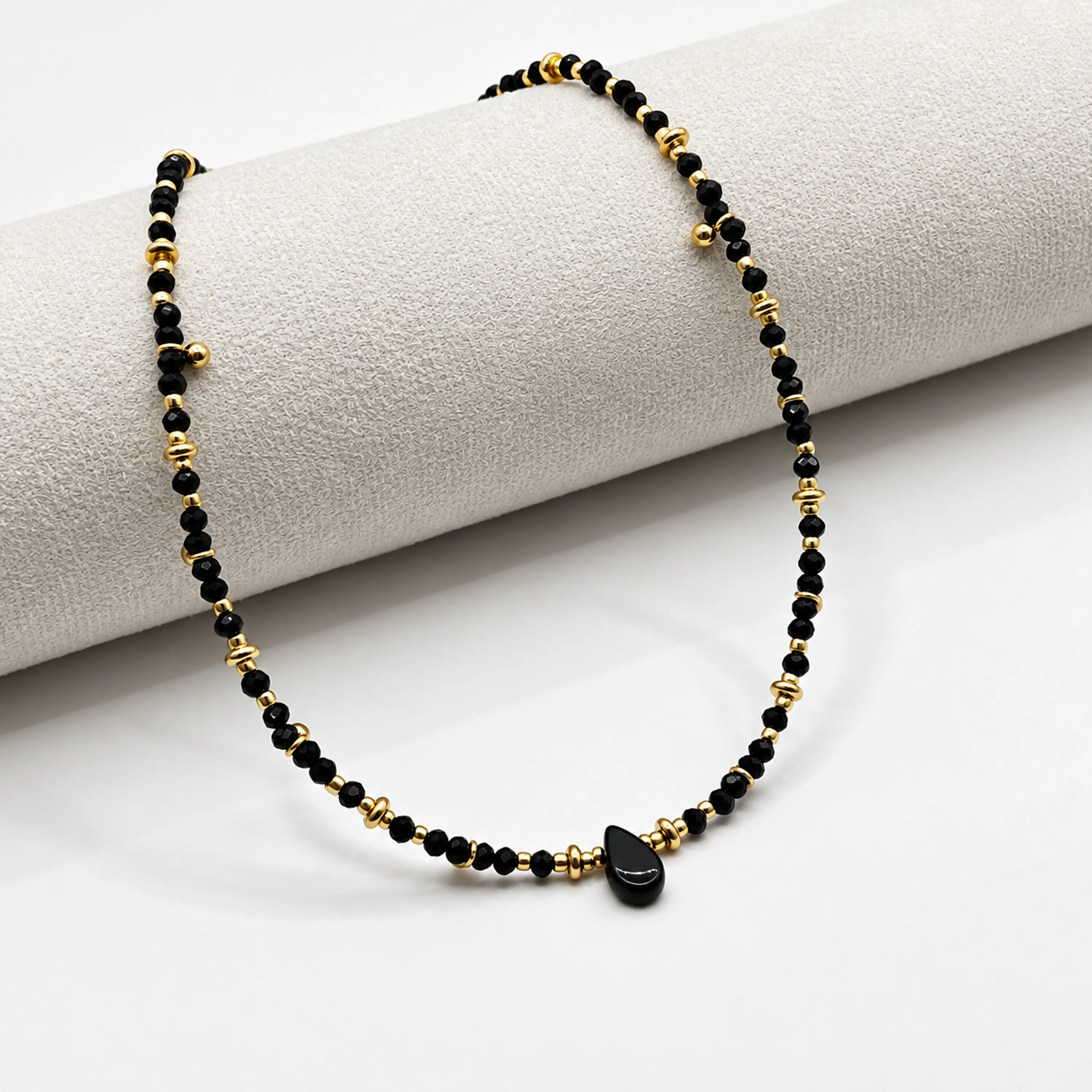 Choker de acero quirúrgico dorado con mostacillas negras 1