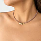 Choker de acero quirúrgico dorado con mostacillas lila y dijes - Miniatura 2
