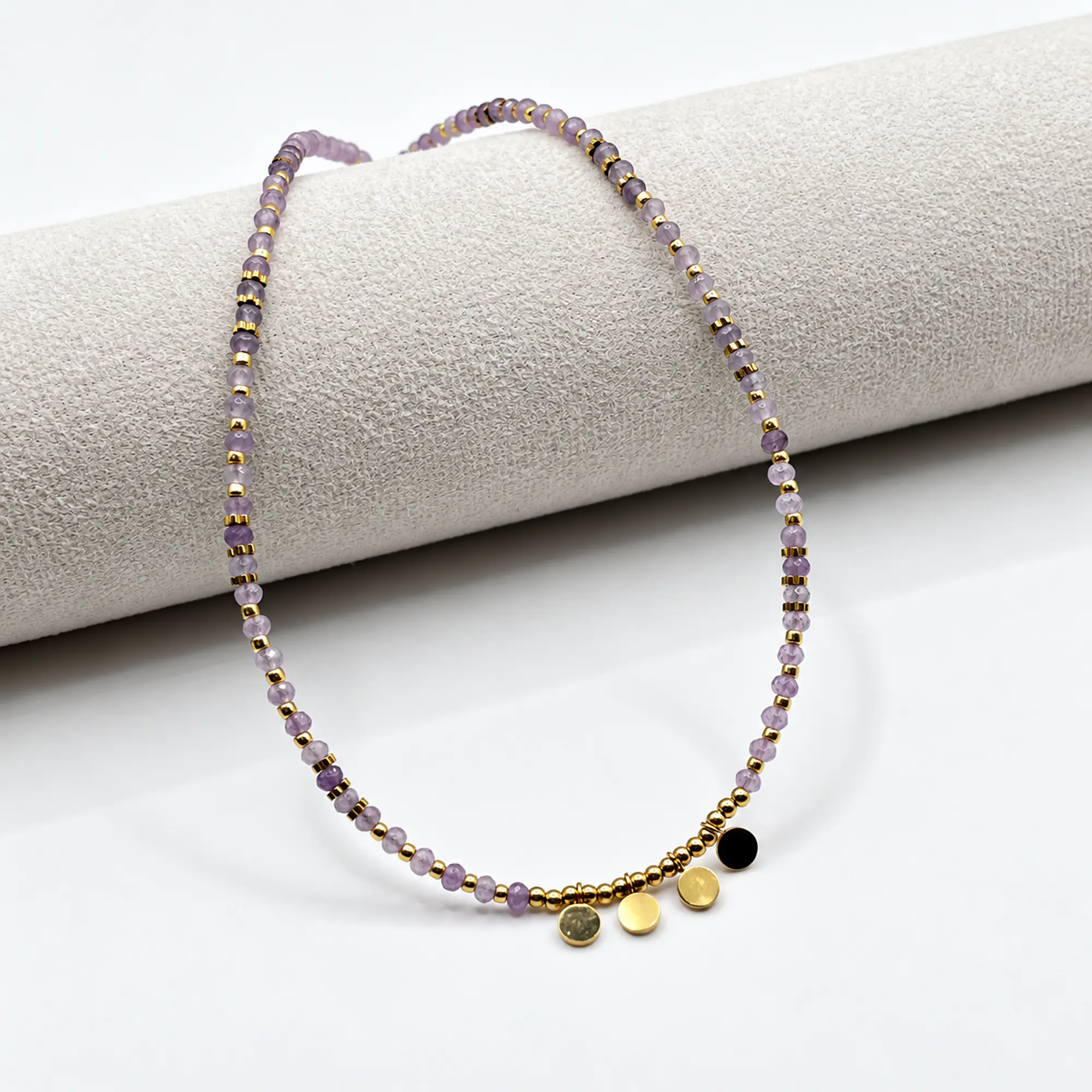 Choker de acero quirúrgico dorado con mostacillas lila y dijes 1