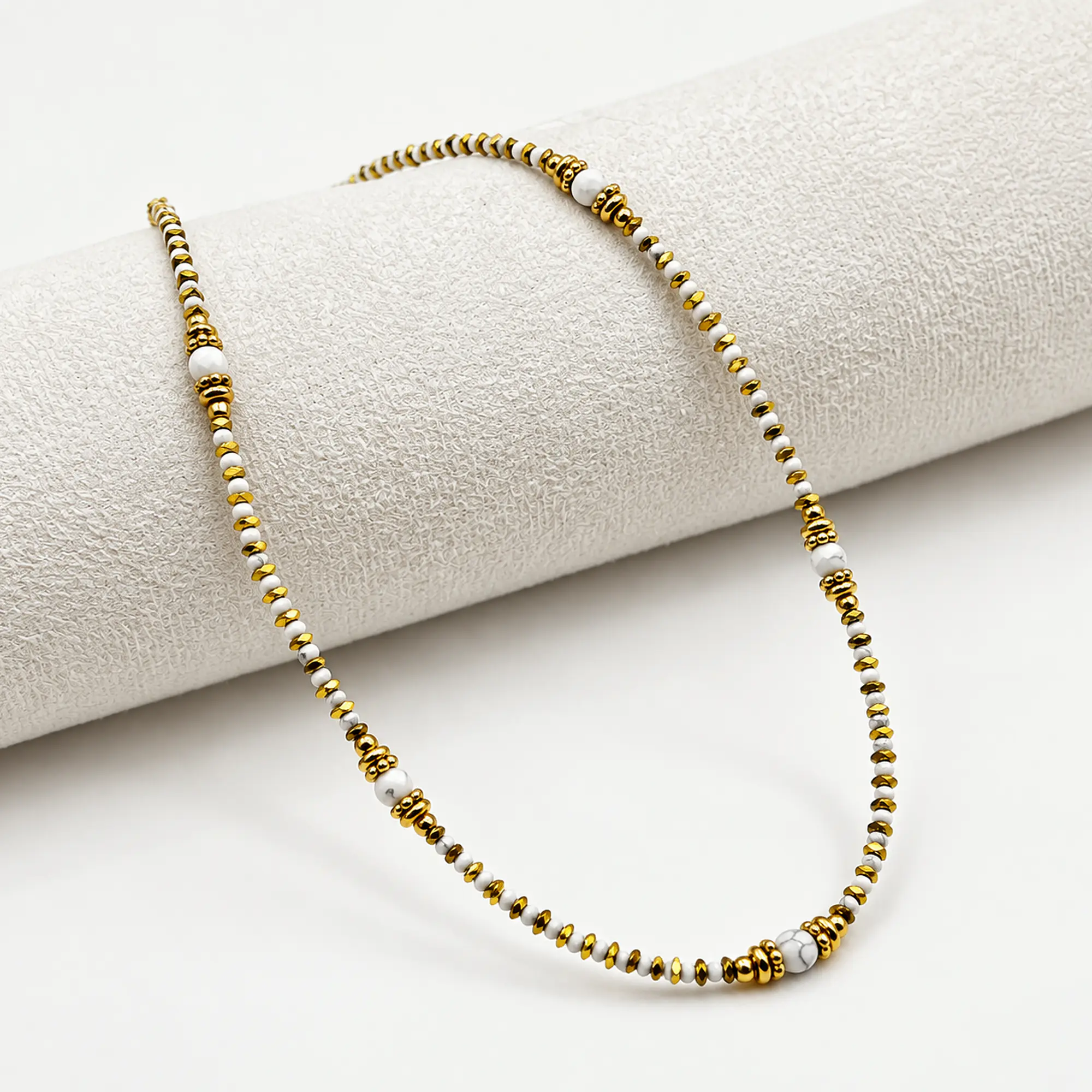 Choker de acero quirúrgico dorado con mostacillas blancas 1
