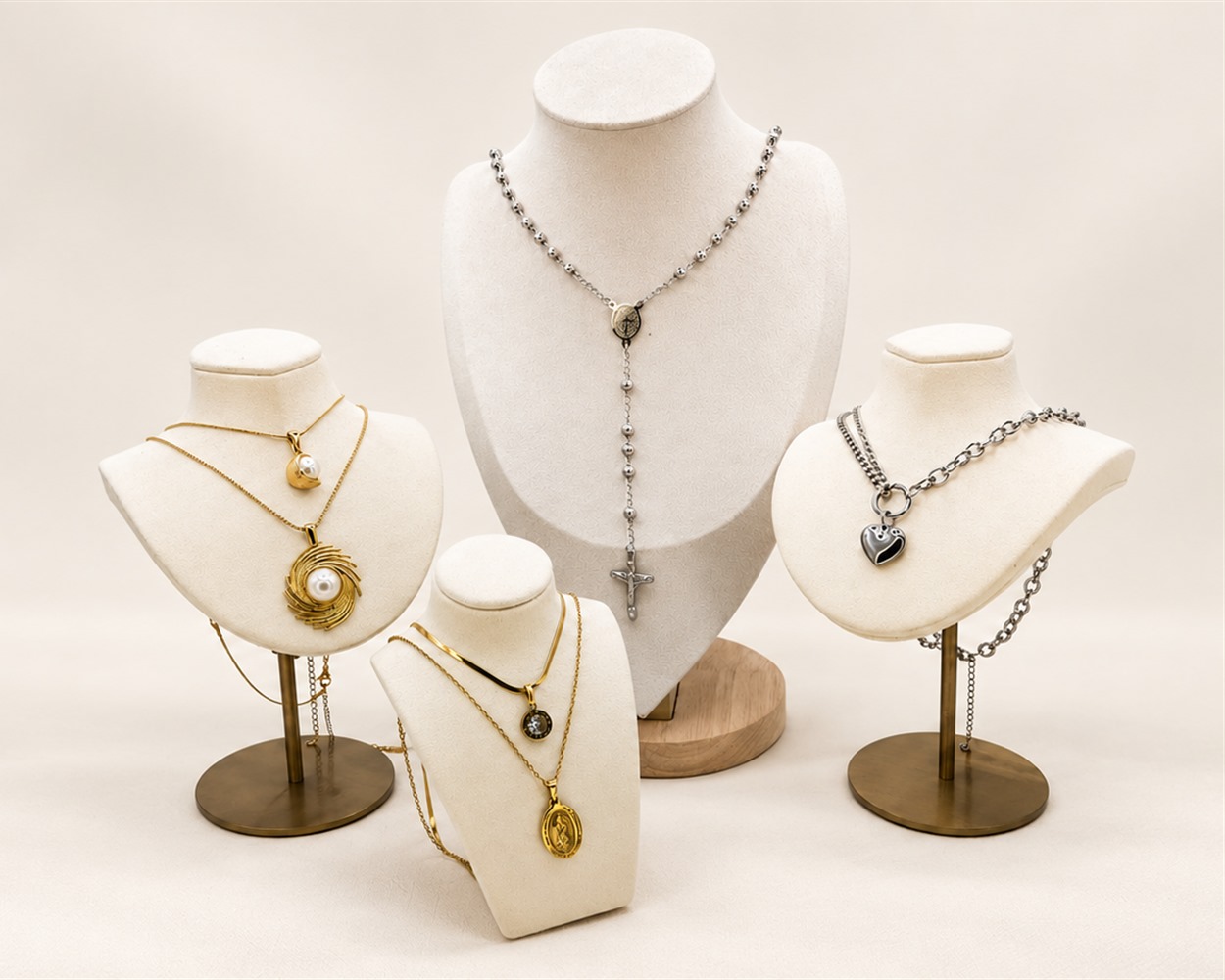 Cuatro bustos con collares
