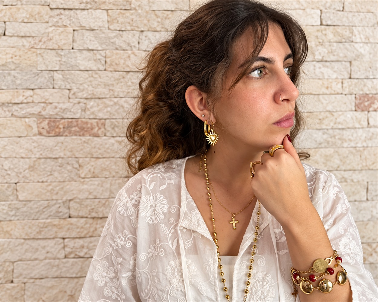 Modelo usando joyas doradas