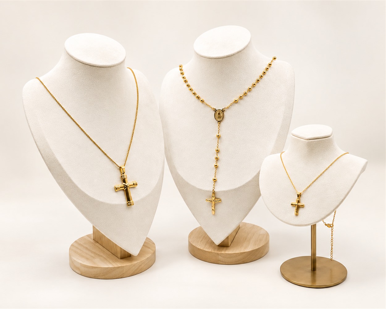 Bustos con collares dorados