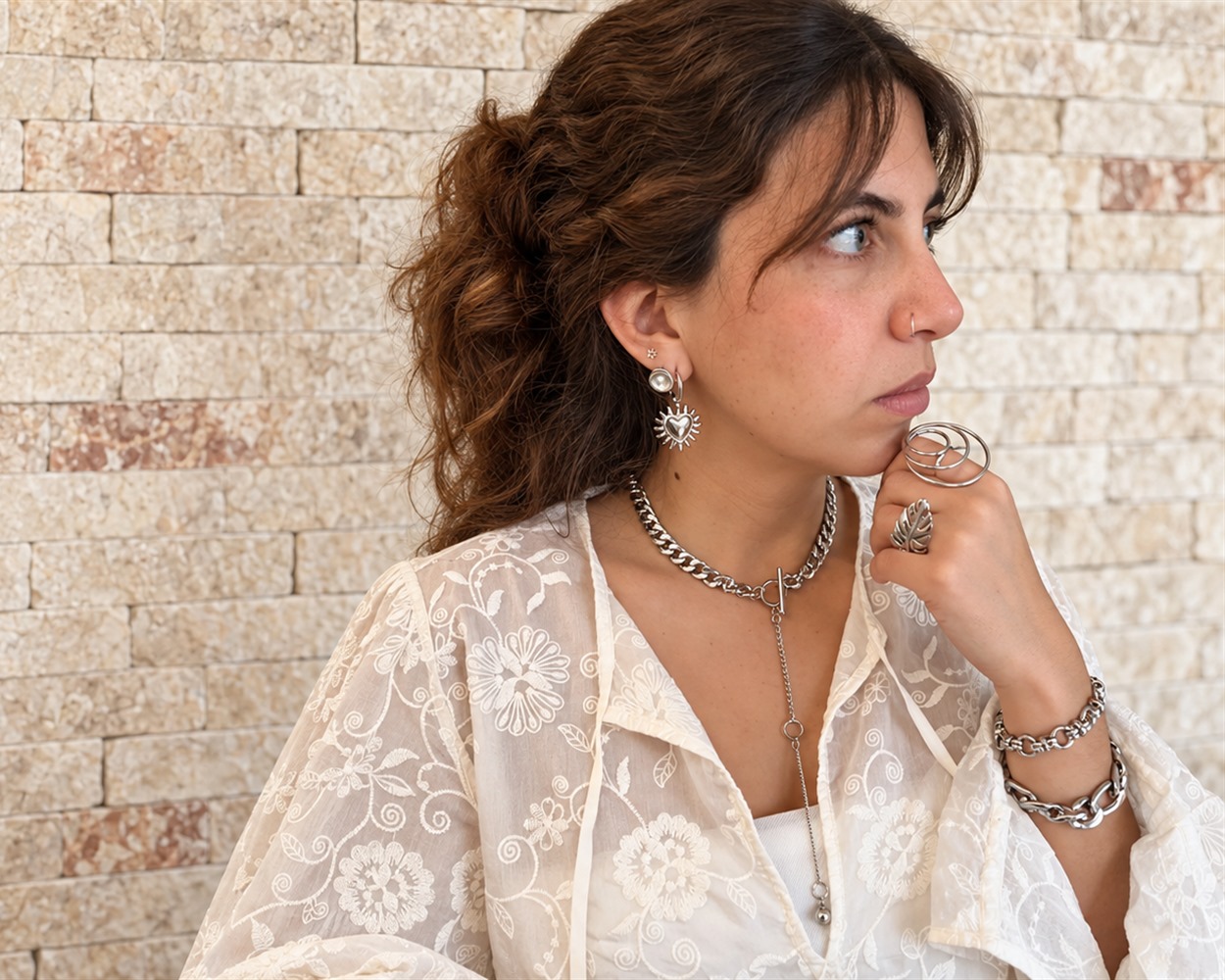 Modelo usando joyas plateadas