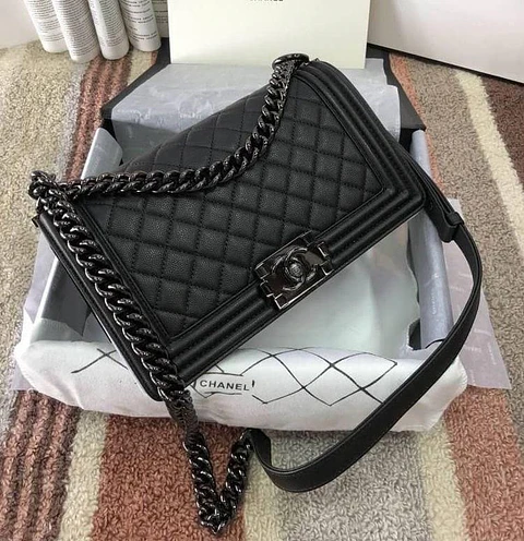 Bolso acolchado negro con cadena