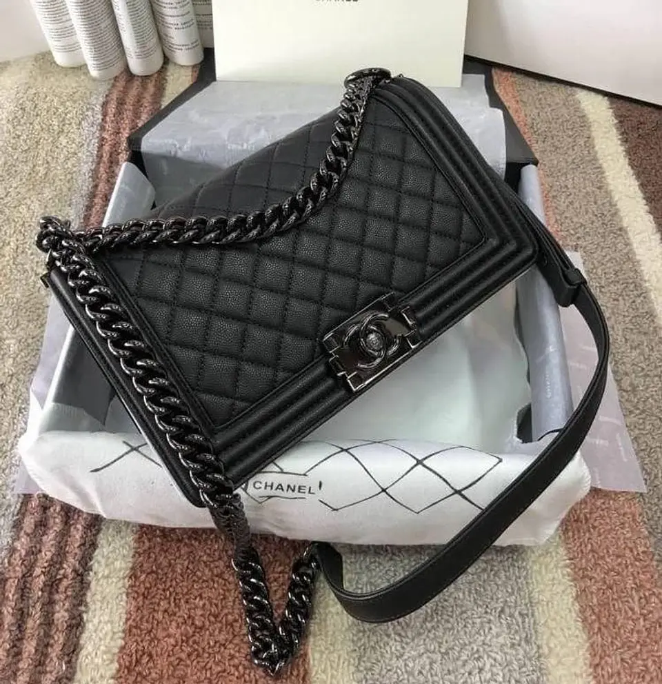 Bolso acolchado negro con cadena 1