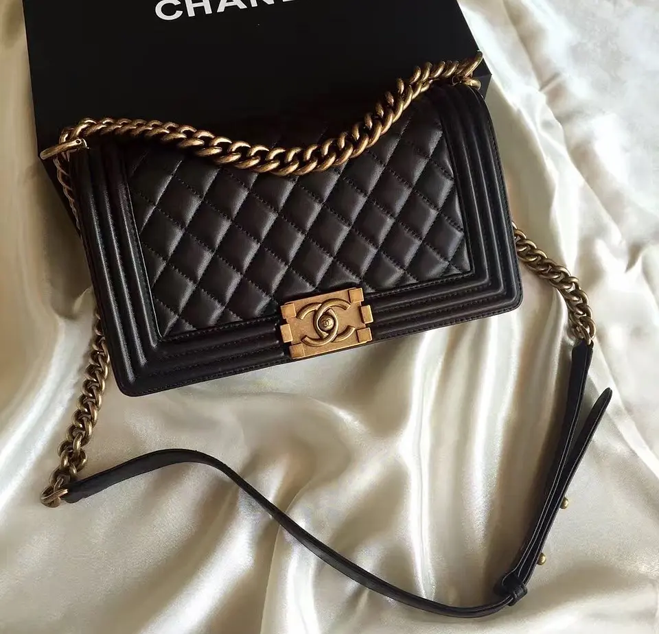 Bolso acolchado negro con cadena 2