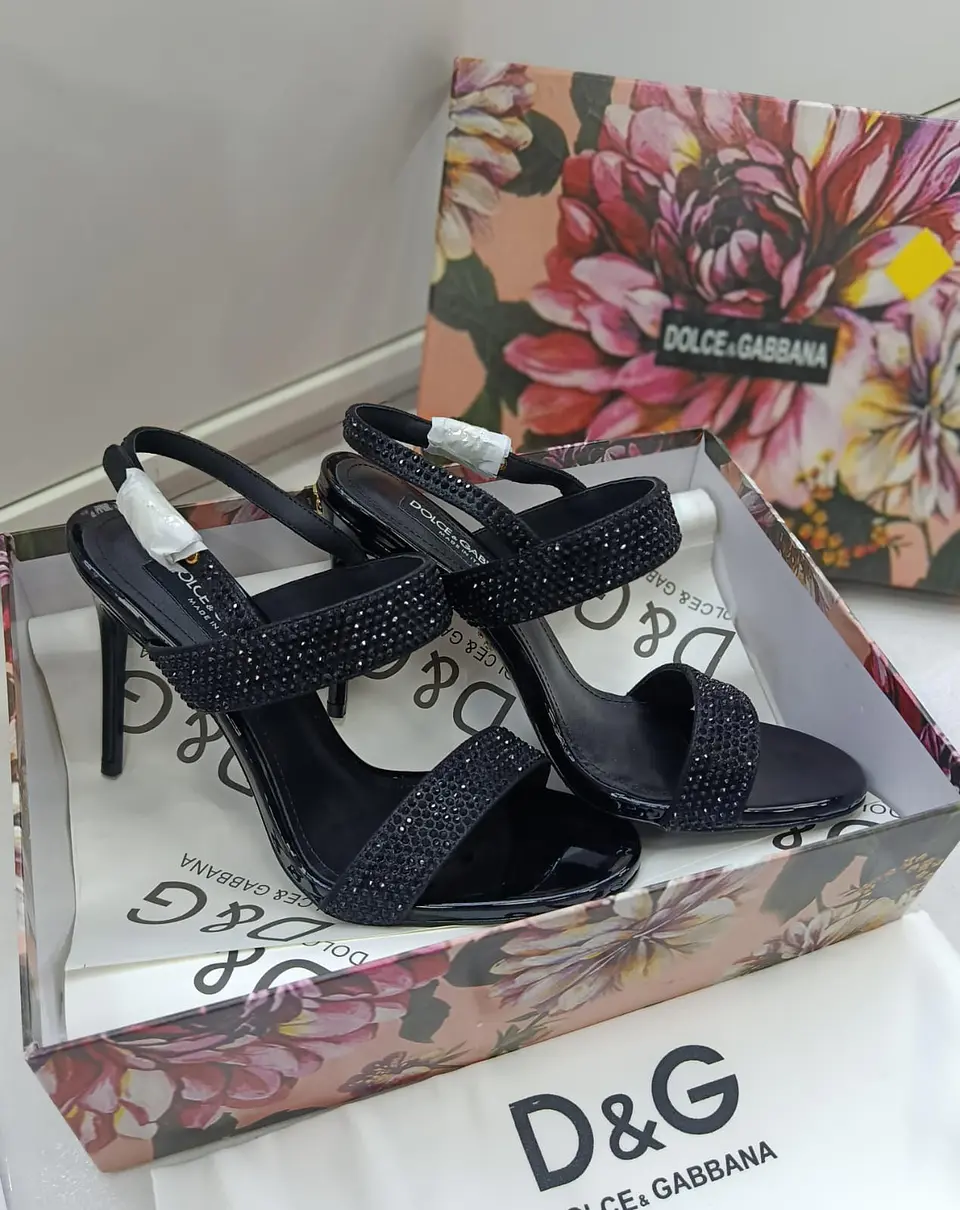 Sandalias de taco con pedrería negra 2