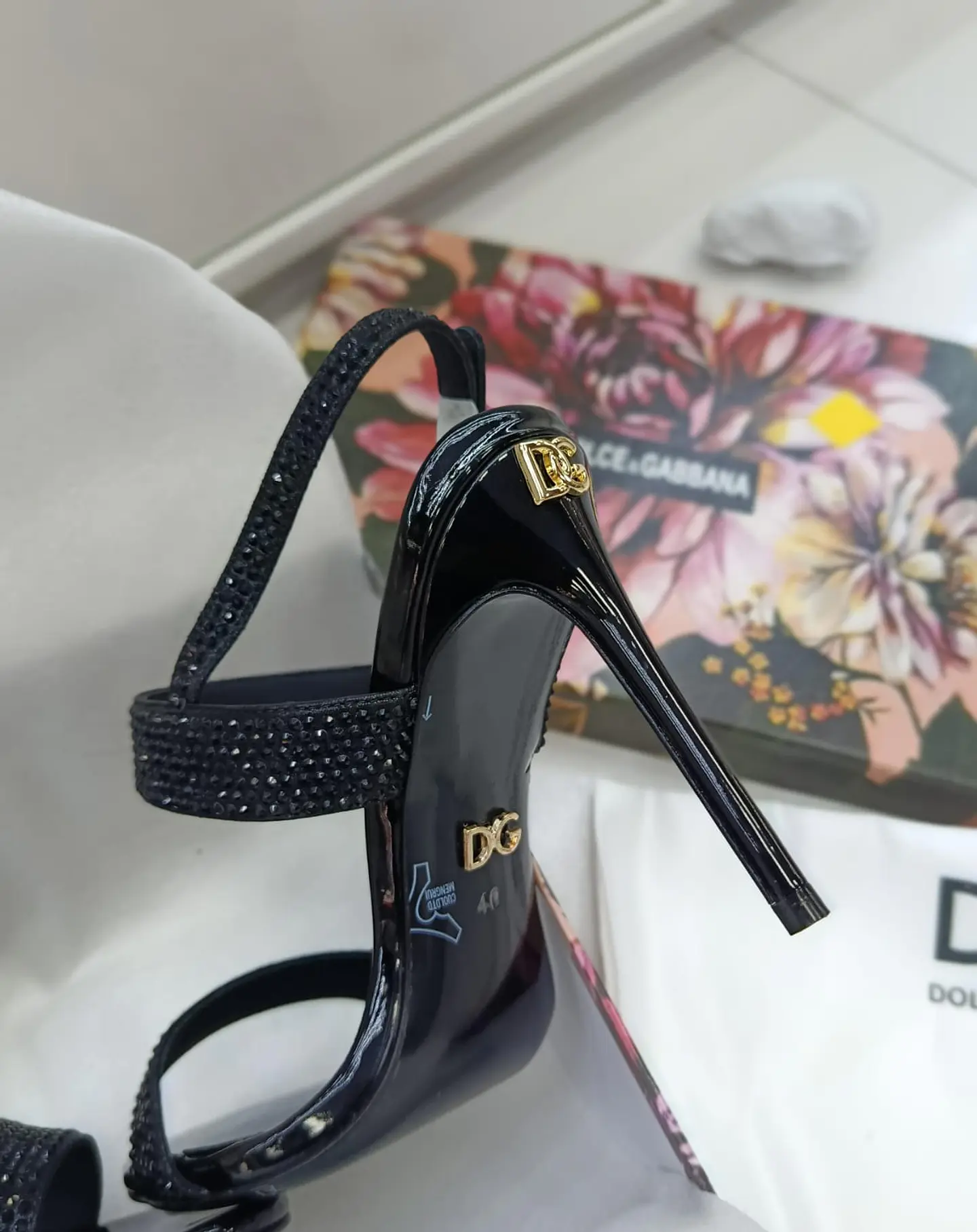 Sandalias de taco con pedrería negra 3