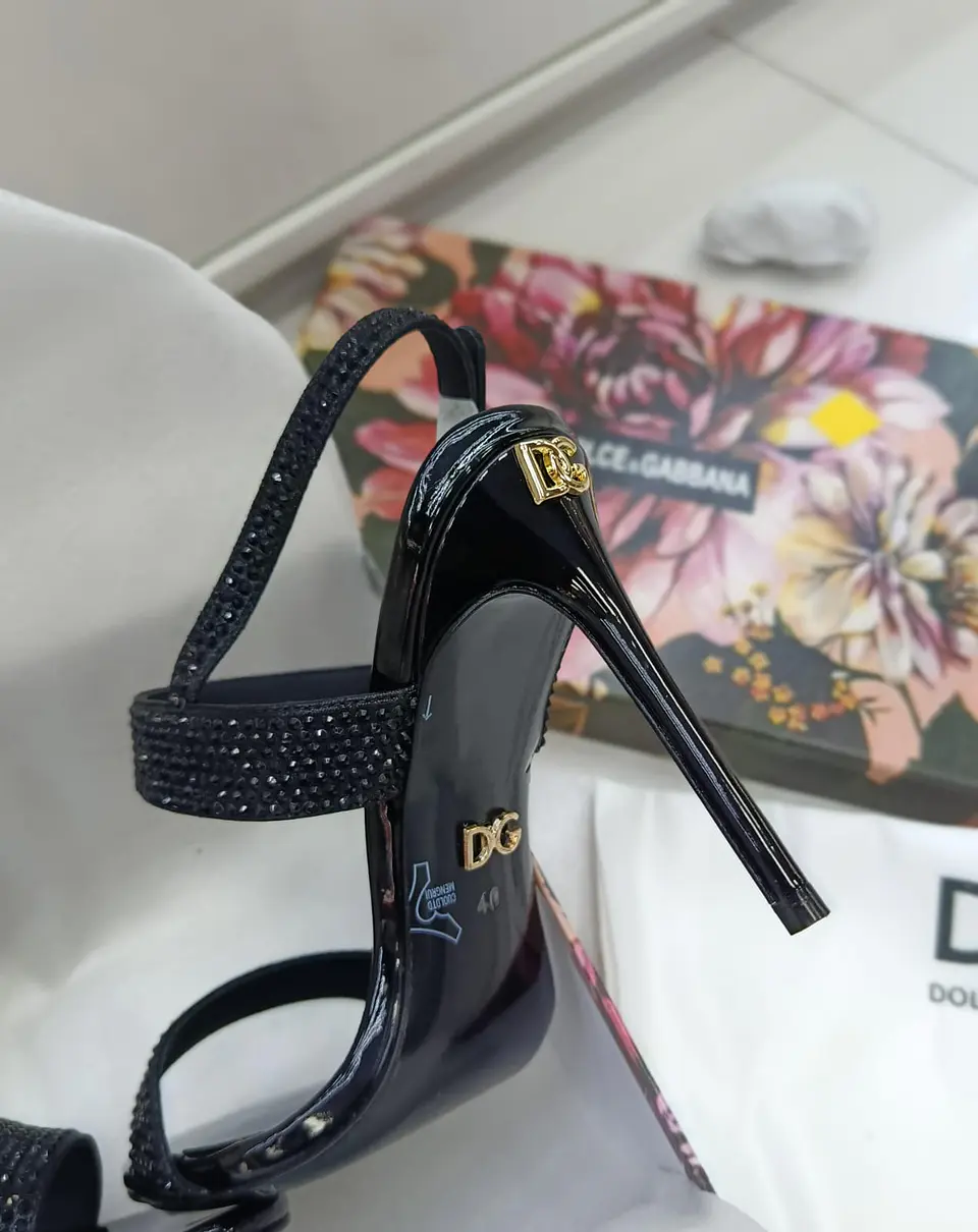 Sandalias de taco con pedrería negra 3